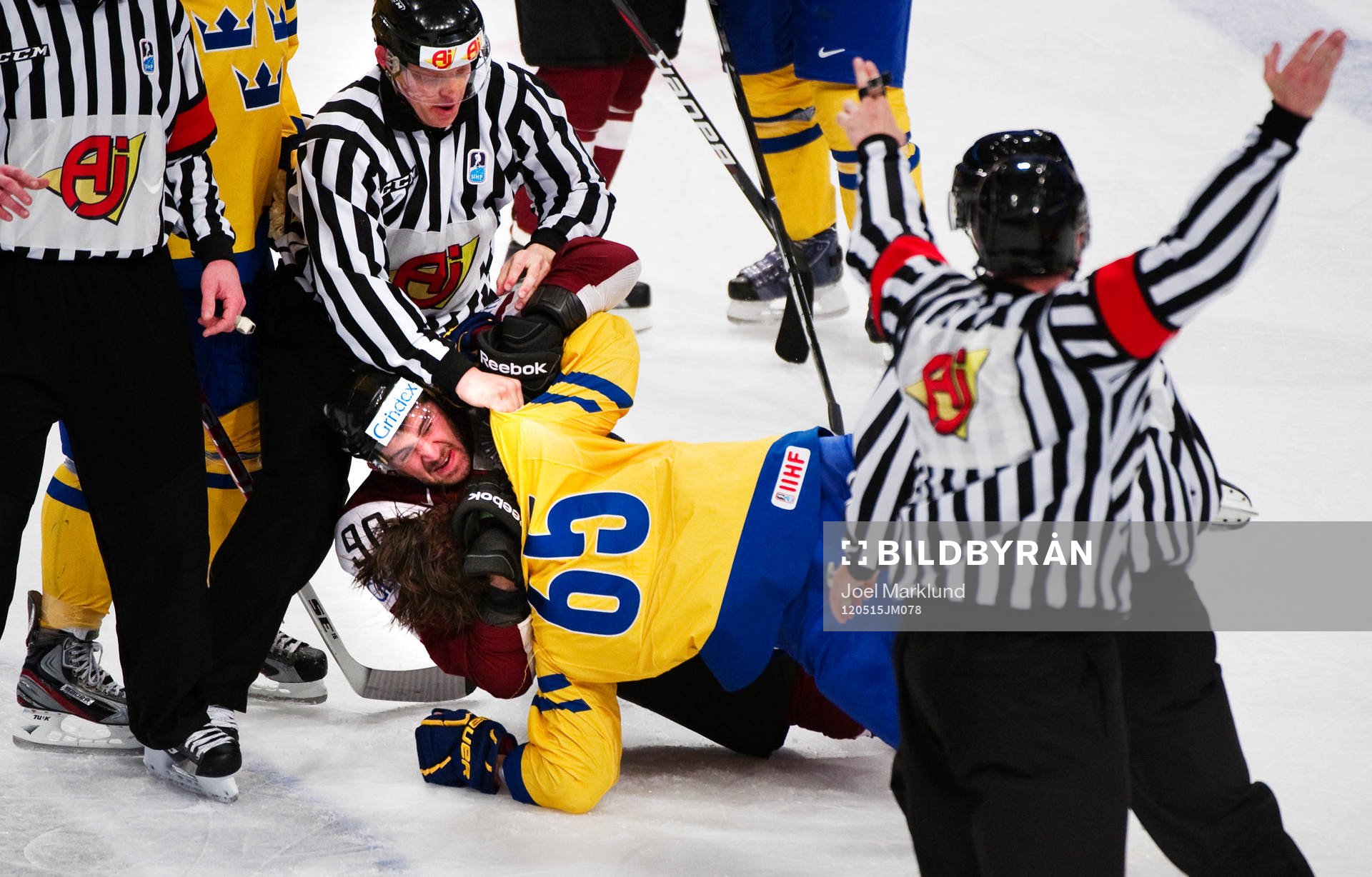 Koba Jass, Lettland, ger sig på Erik Karlsson, Sverige