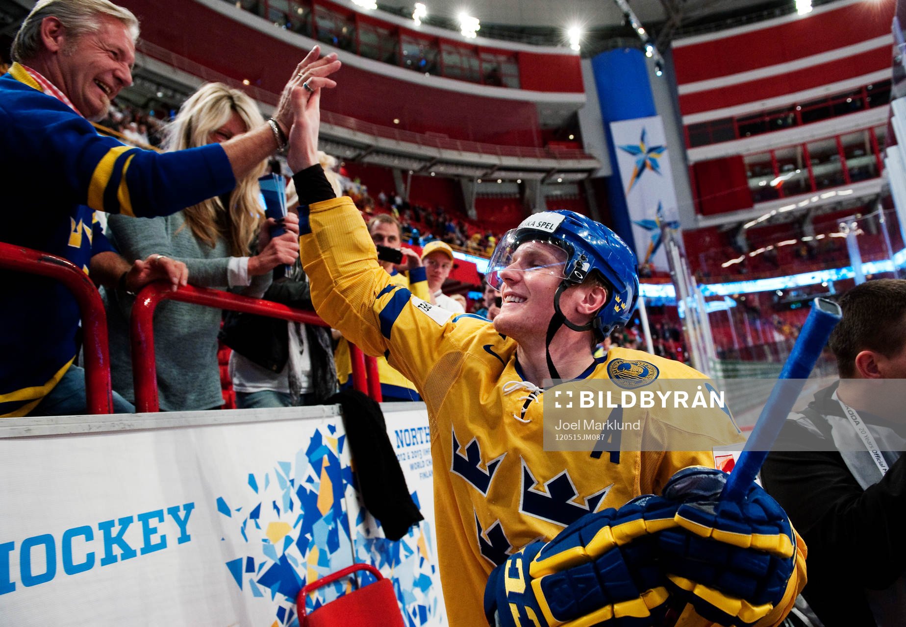 Gabriel Landeskog, Sverige, gör en high five med en person