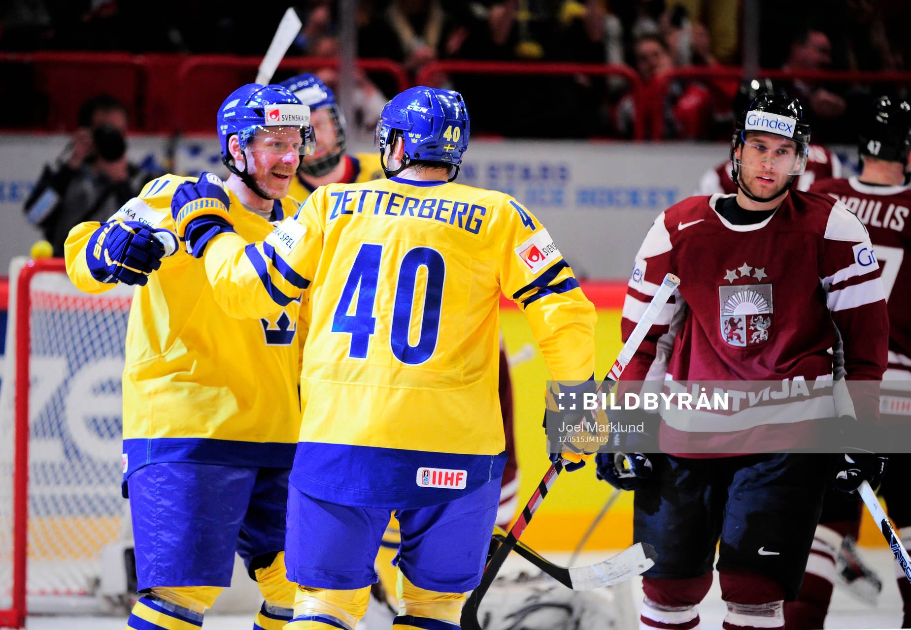 Målskytten Daniel Alfredsson och Henrik Zetterberg,