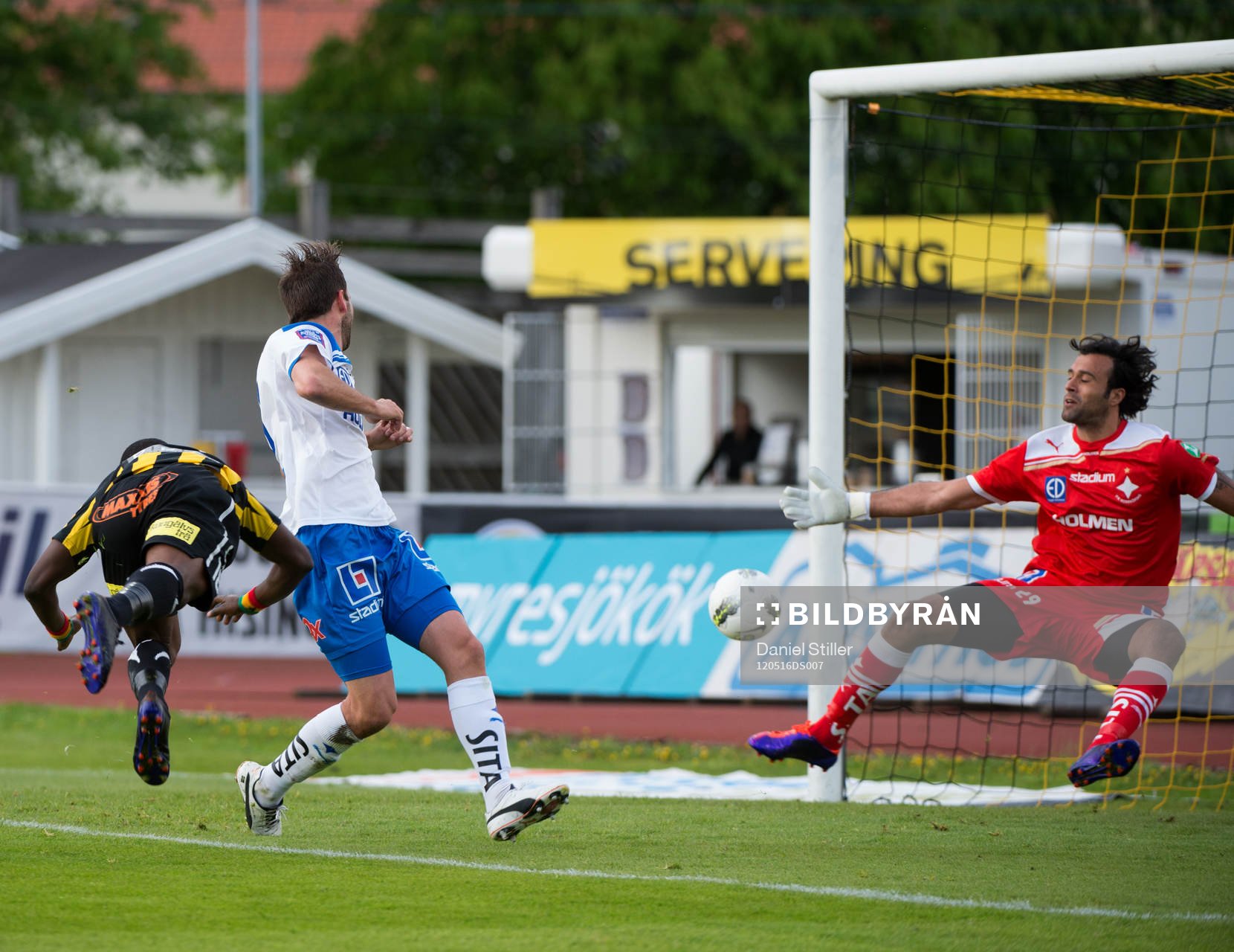 Abdul Majeed Waris, Häcken, gör 2-0 bakom Abbas Hassan,