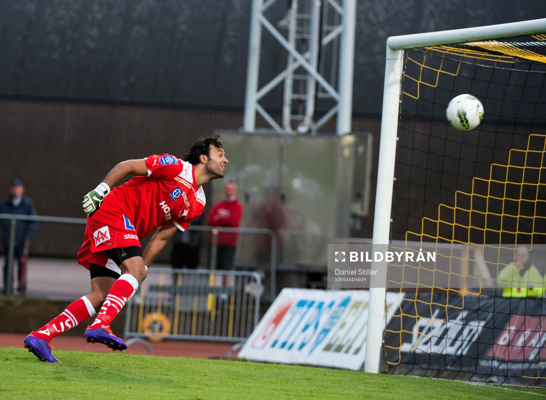 Abbas Hassan, målvakt, IFK Norrköping, ser bollen ta i