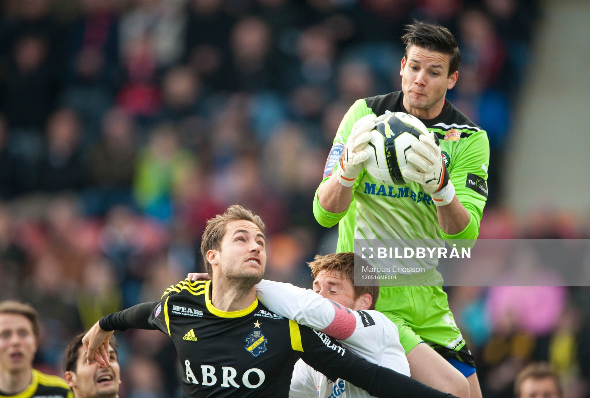 Örebros målvakt Jonas Sandqvist plockar ned bollen