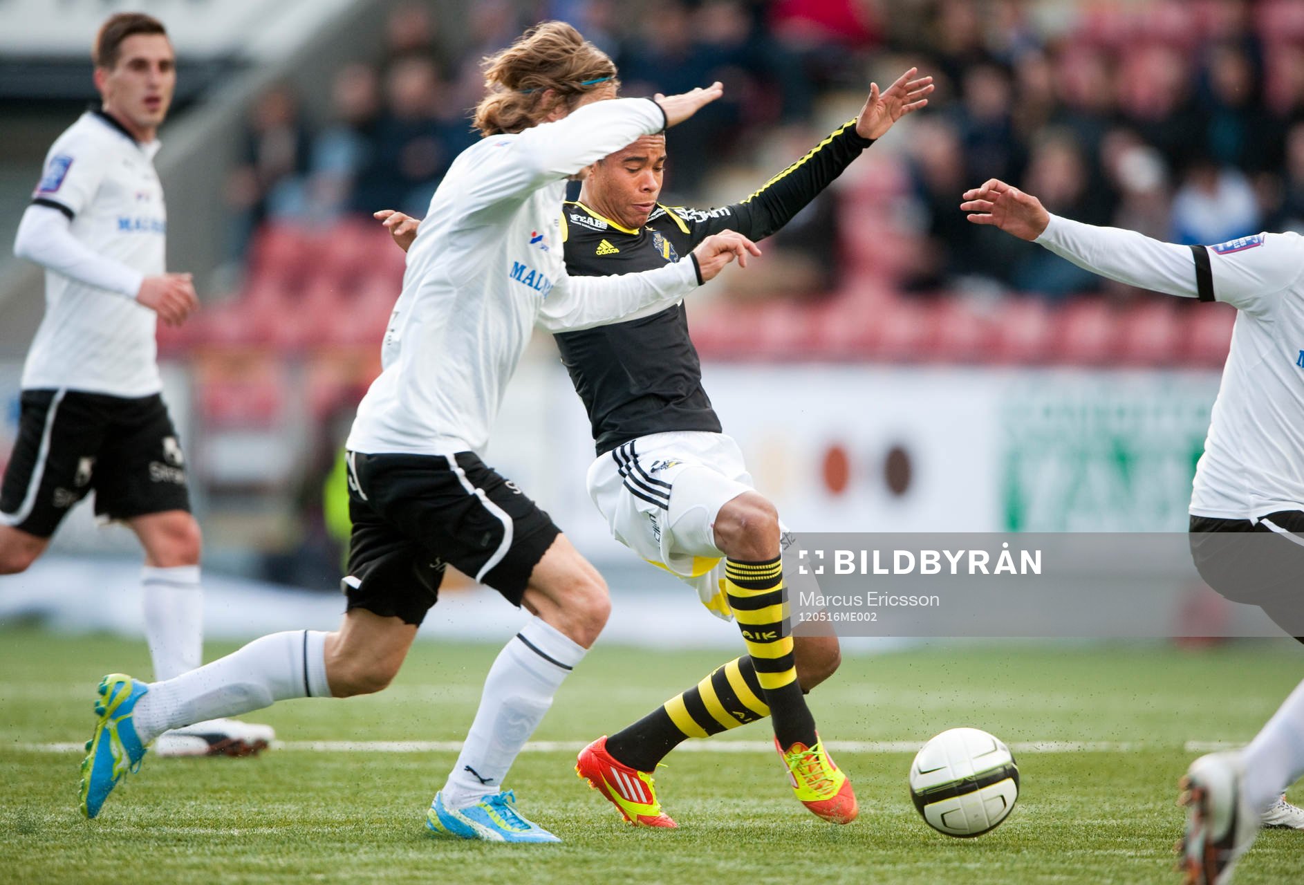 AIKs Robin Quaison petar fram bollen