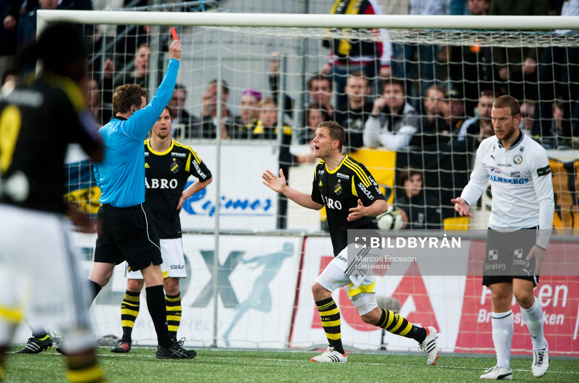 t.h. Peter Samuelsson, Örebro som dras omkull i AIK