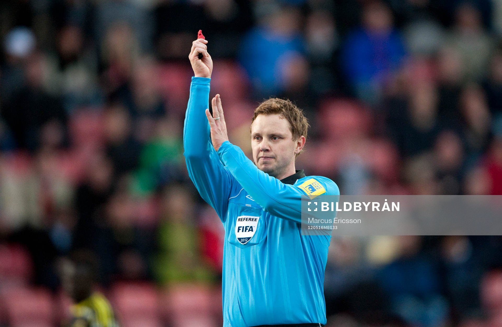 Domare Markus Strömbergsson visar hands. Tecken, visselpipa