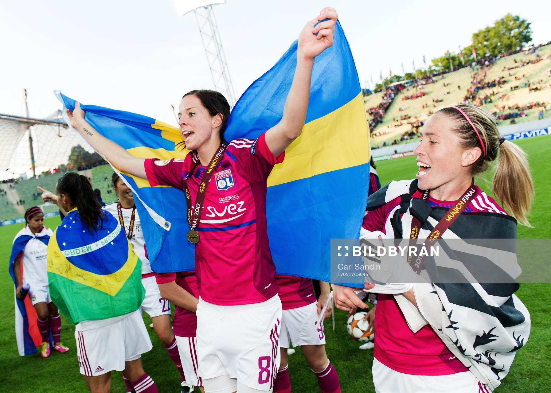 Lotta Schelin, Camille Abily, Olympique Lyonnais, jubel