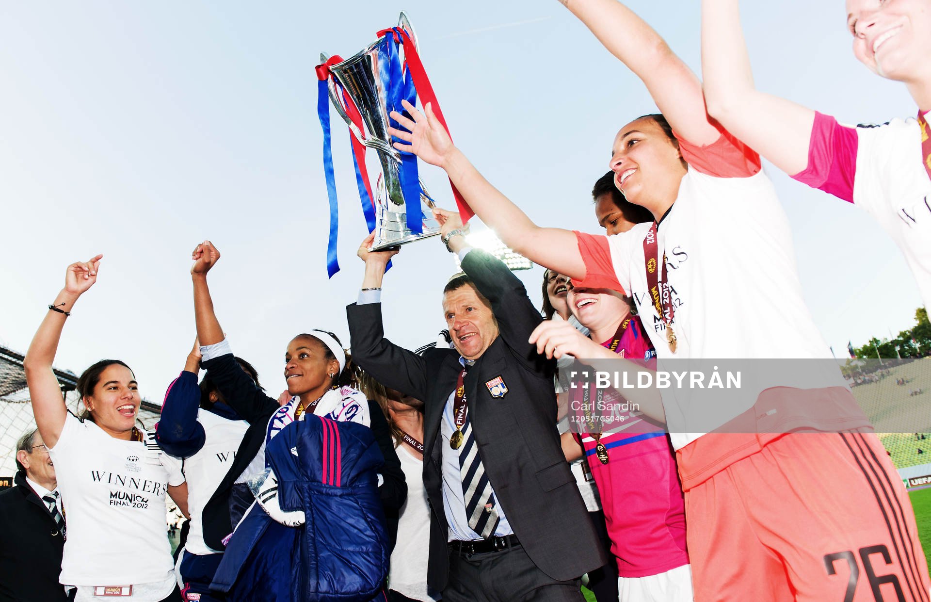 Patrice Lair, tränare Olympique Lyonnais. Höjer pokalen,