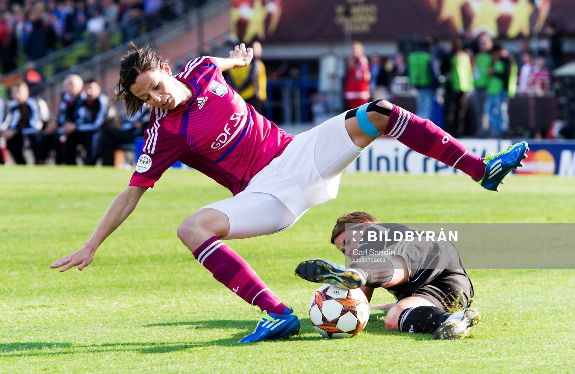 Saskia Bartusiak, FFC Frankfurt fäller Lotta Schelin,
