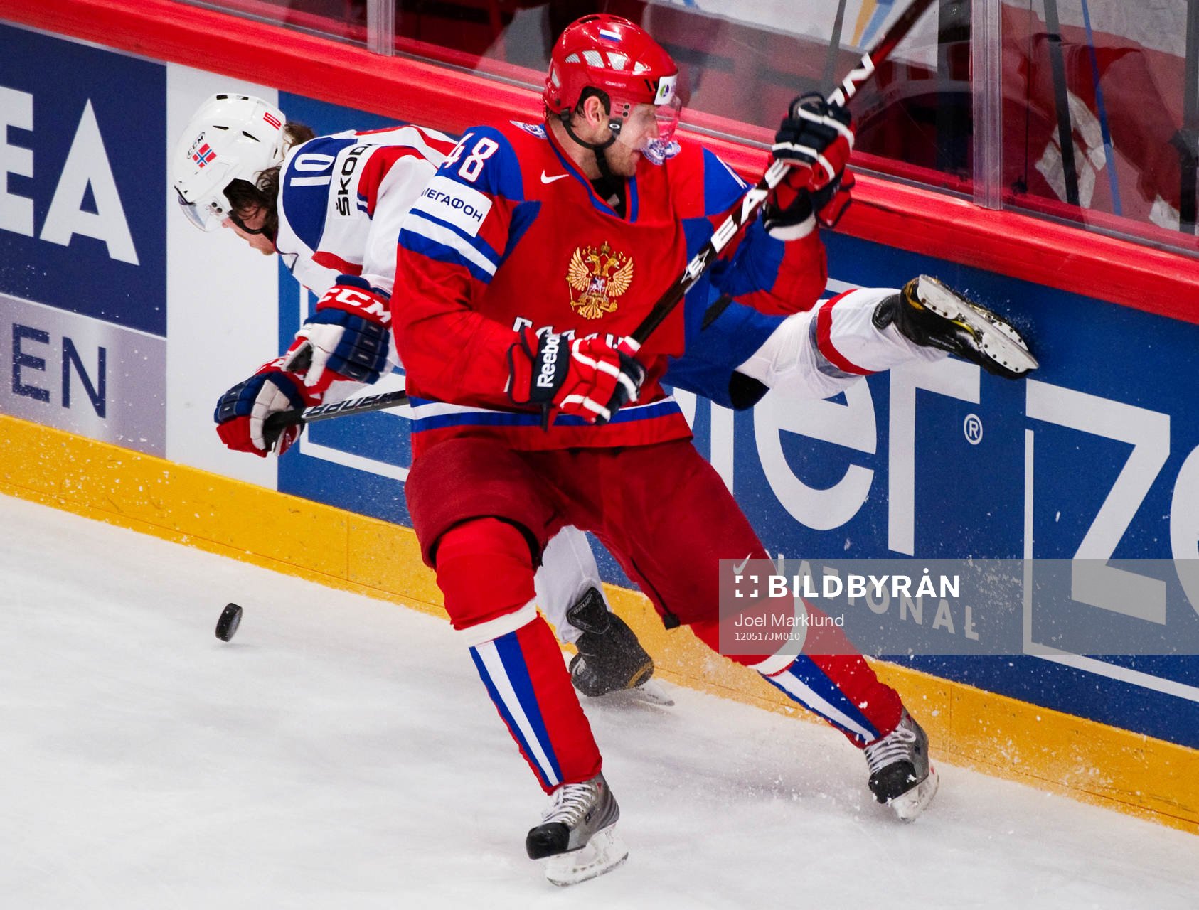 Lars Erik Spets, Norge, tacklas av Yevgeni Biryukov,
