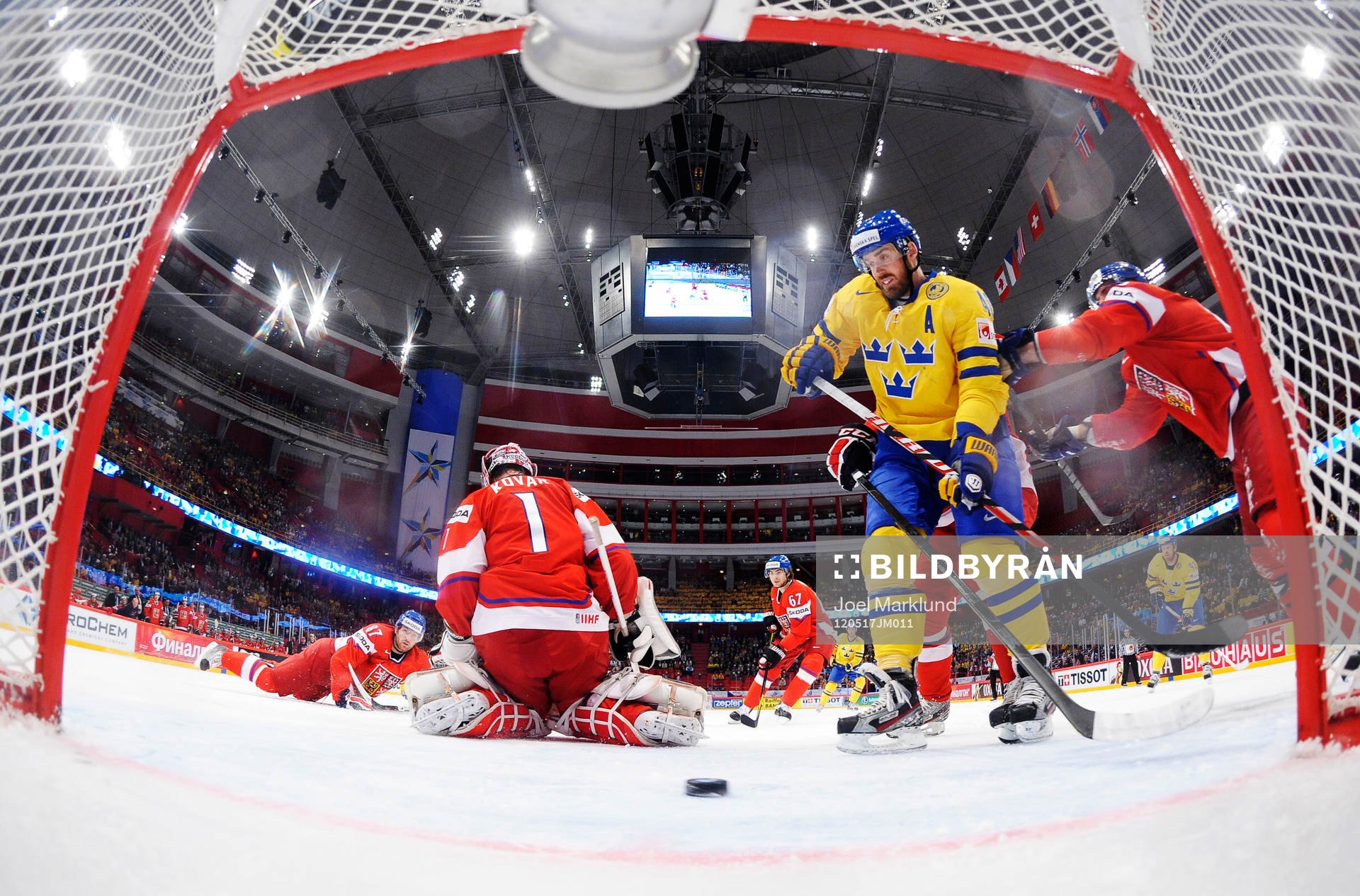 Henrik Zetterberg, Sverige, ser 1-0-pucken gå in bakom