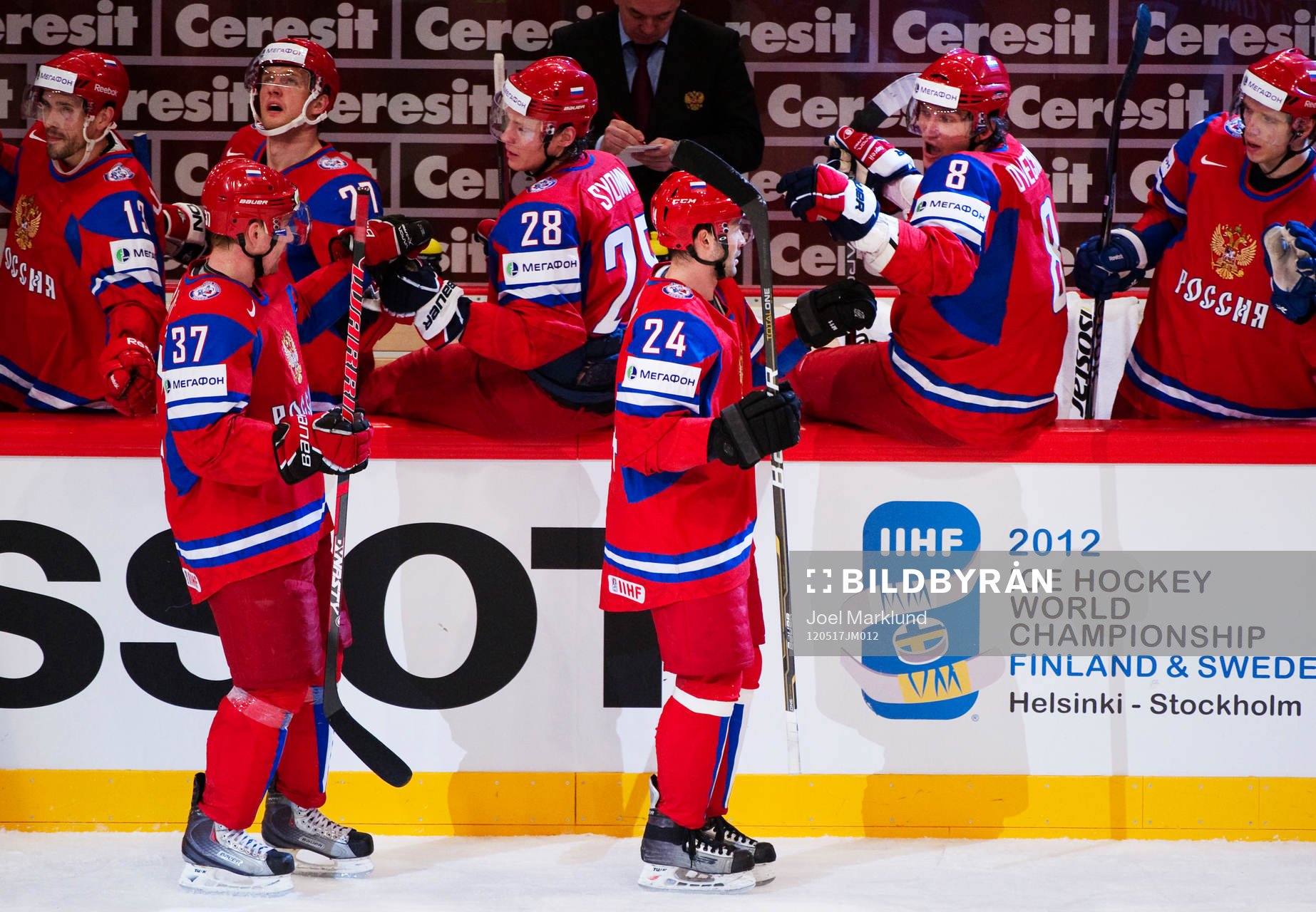 Alexander Popov, Ryssland, gratuleras till sitt 2-1-mål.