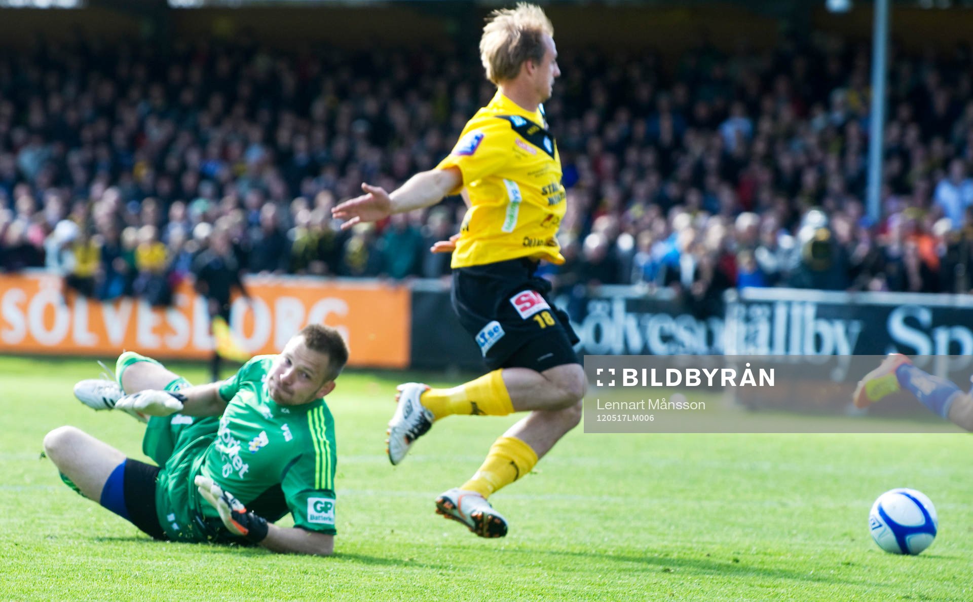 Pär Ericsson, Mjällby, går förbi John Alvbåge,