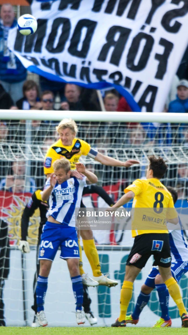 Patrik Rosengren, Mjällby, trycker ner Robin Söder,