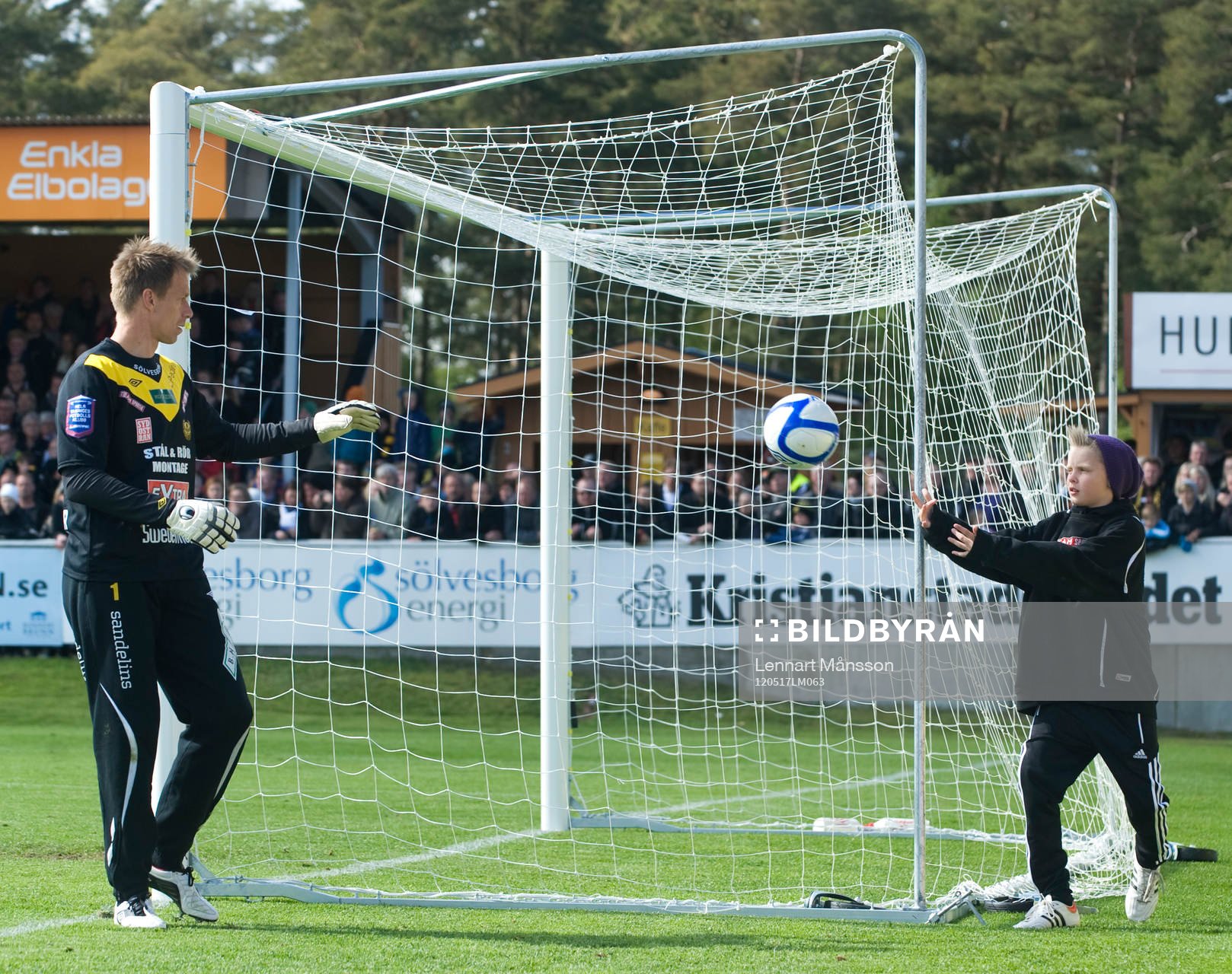Bollkalle ger Mattias Asper, Mjällby, bollen