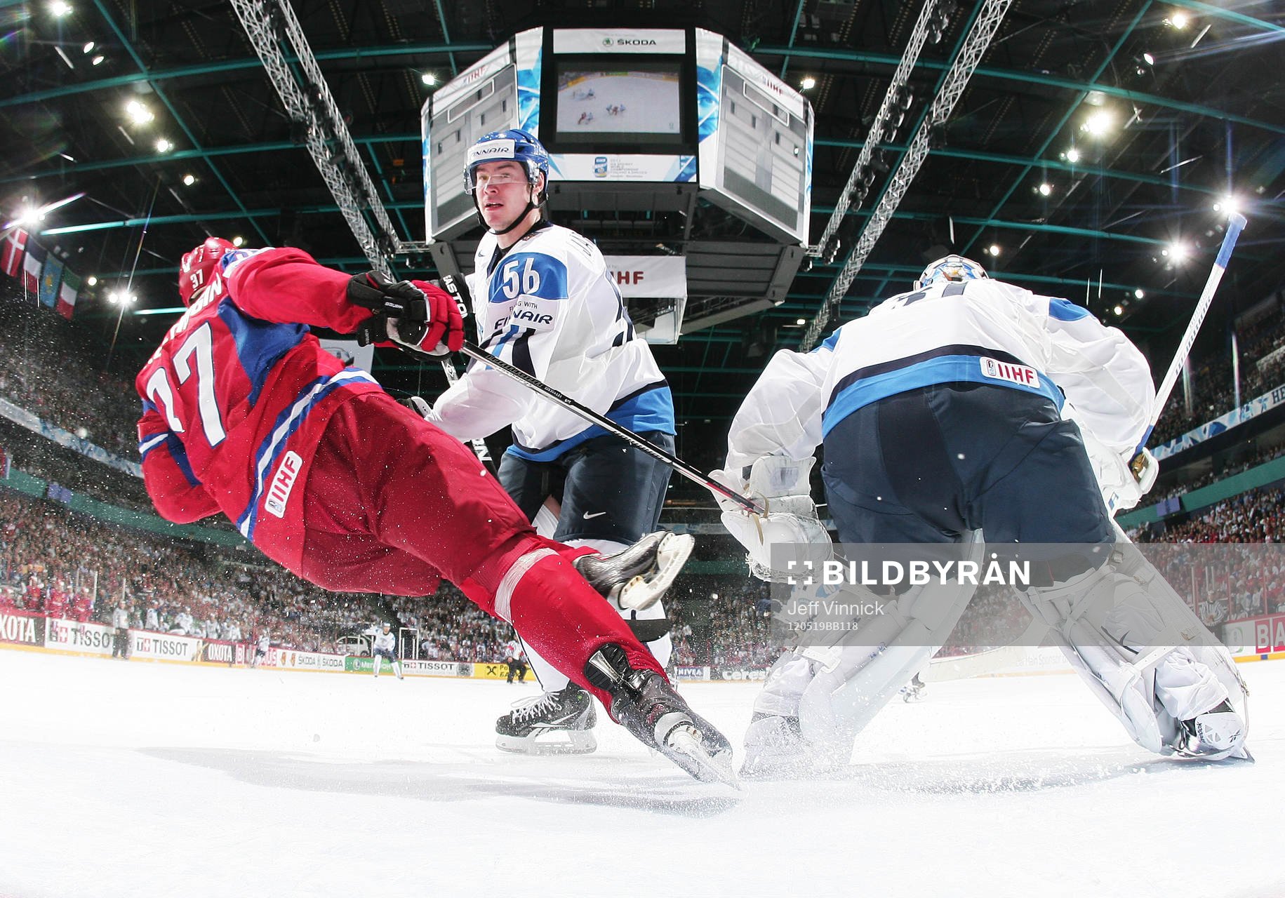 Alexander Perezhogin, Ryssland, tacklas av  Joonas