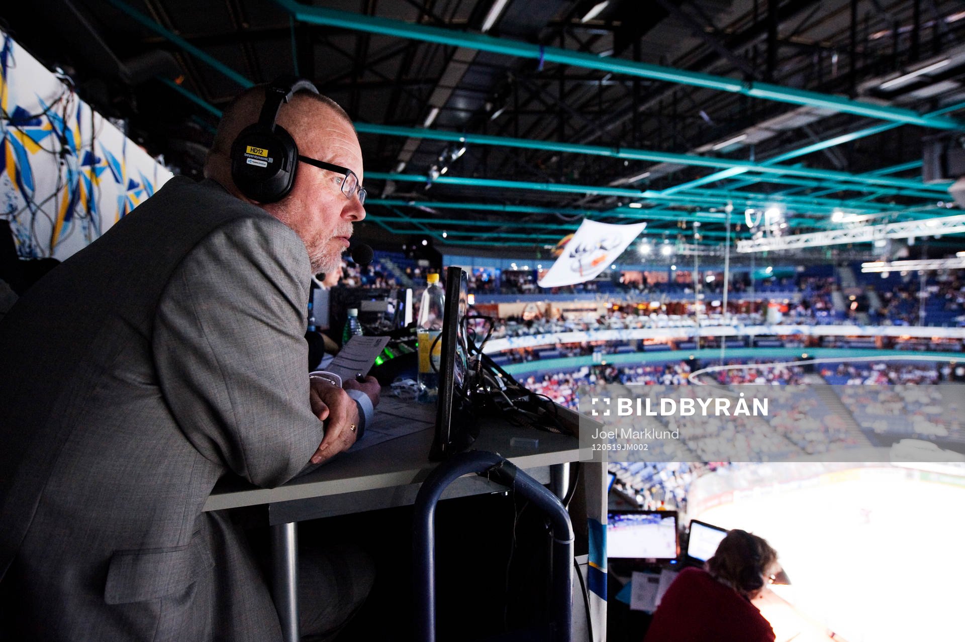 Leif Boork kommenterar för TV4 / Canal+ semifinalen mellan