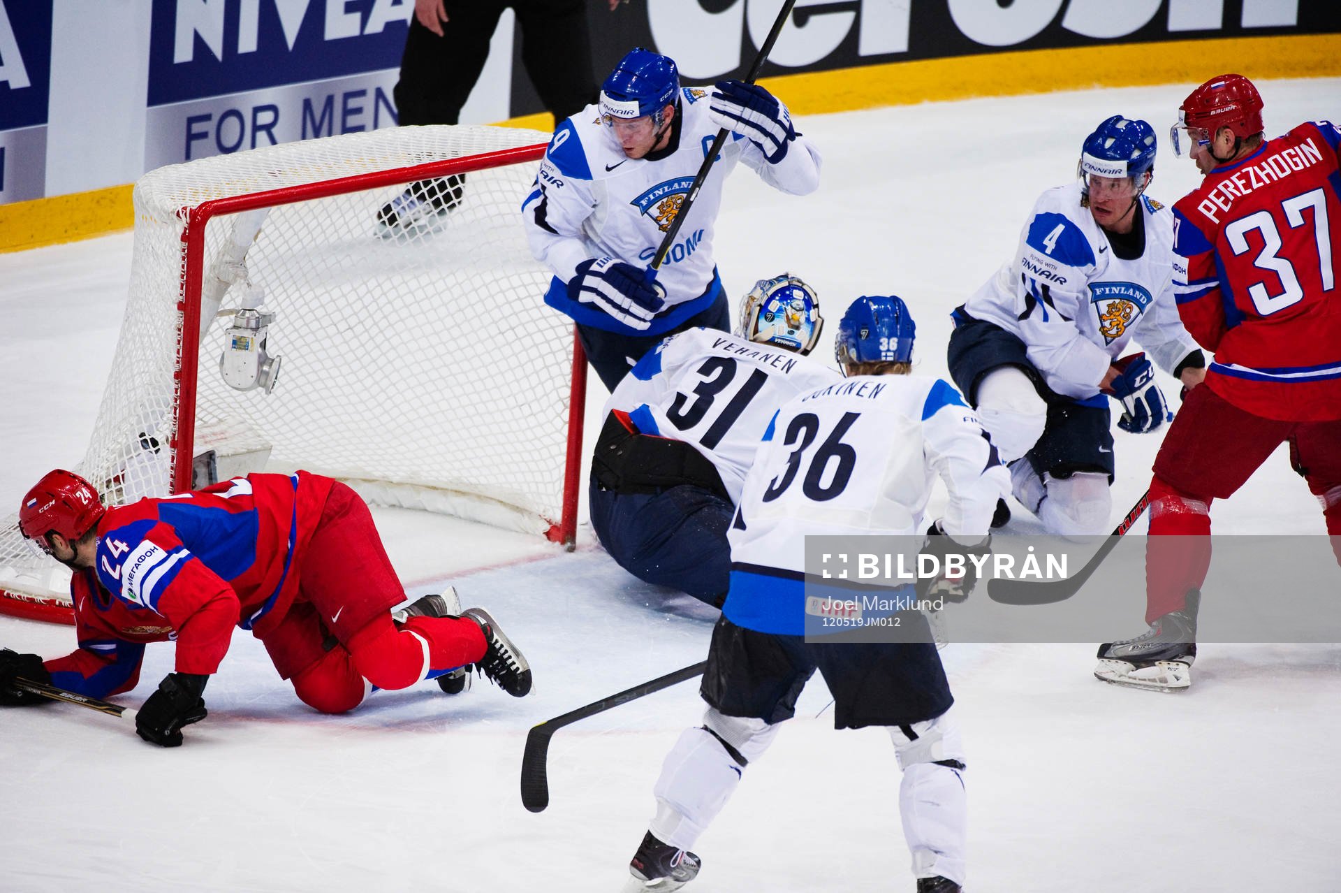 1-1-pucken går in bakom Petri Vehanen, målvakt, Finland