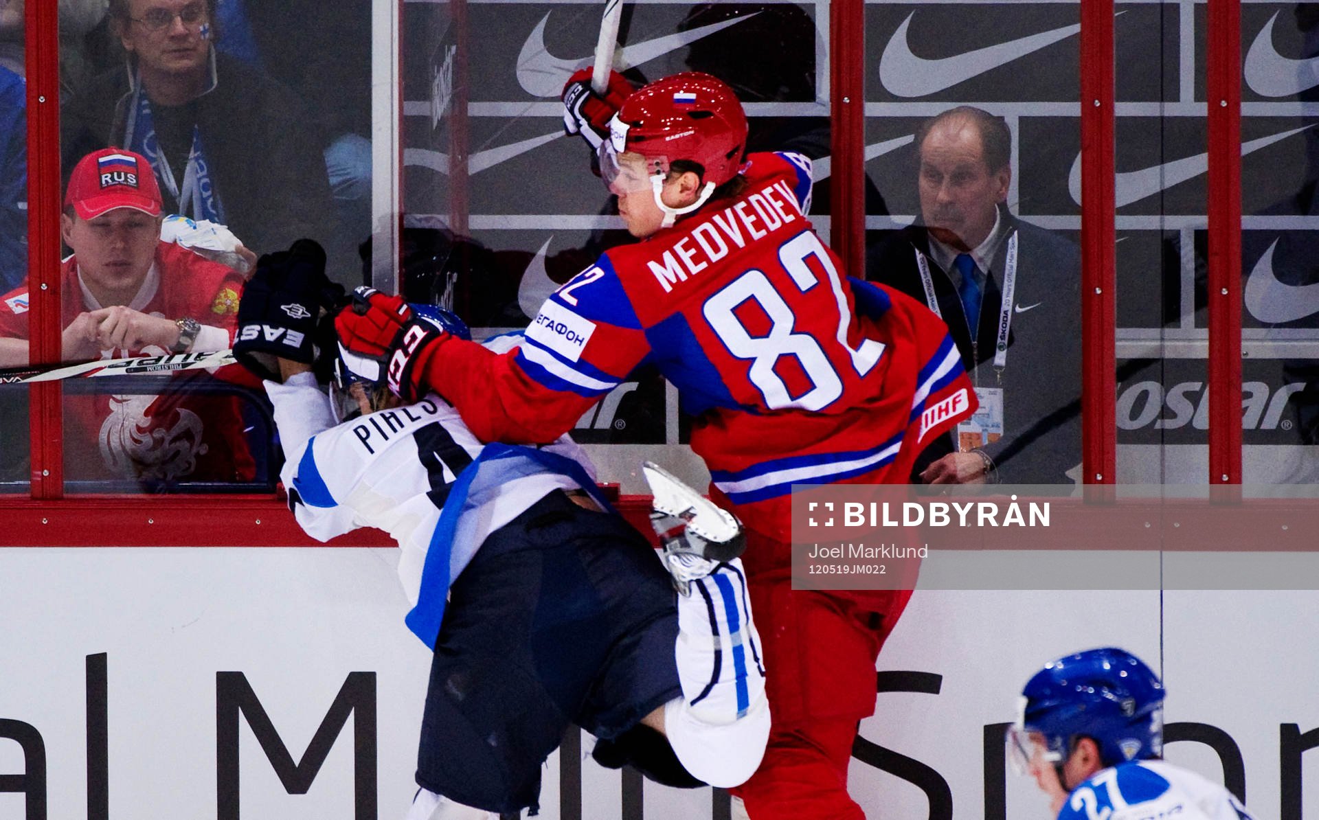 Antti Pihlström, Finland, tacklas av Yevgeni Medvedev,