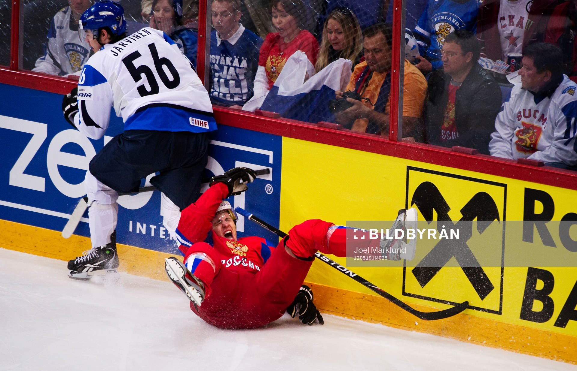 Joonas Järvinen, Finland, tacklar Yevgeni Malkin,