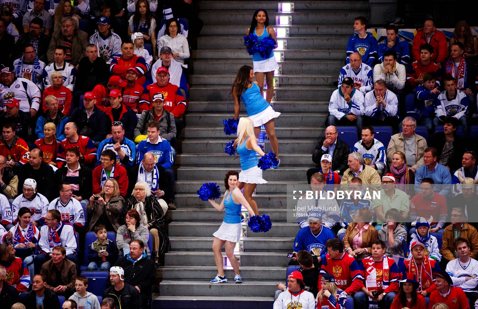 Cheerleaders på de finska läktarna