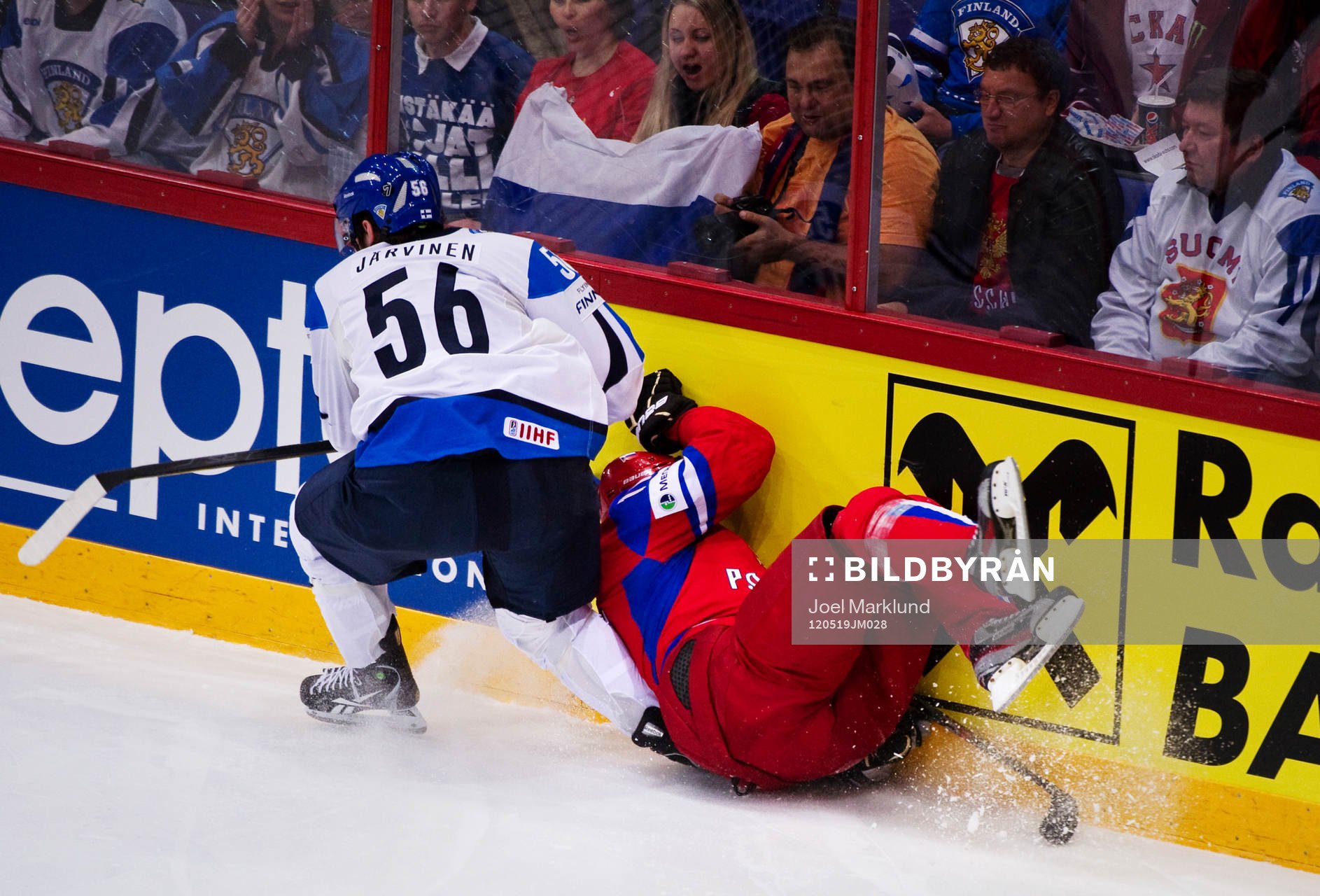 Joonas Järvinen, Finland, tacklar Yevgeni Malkin,