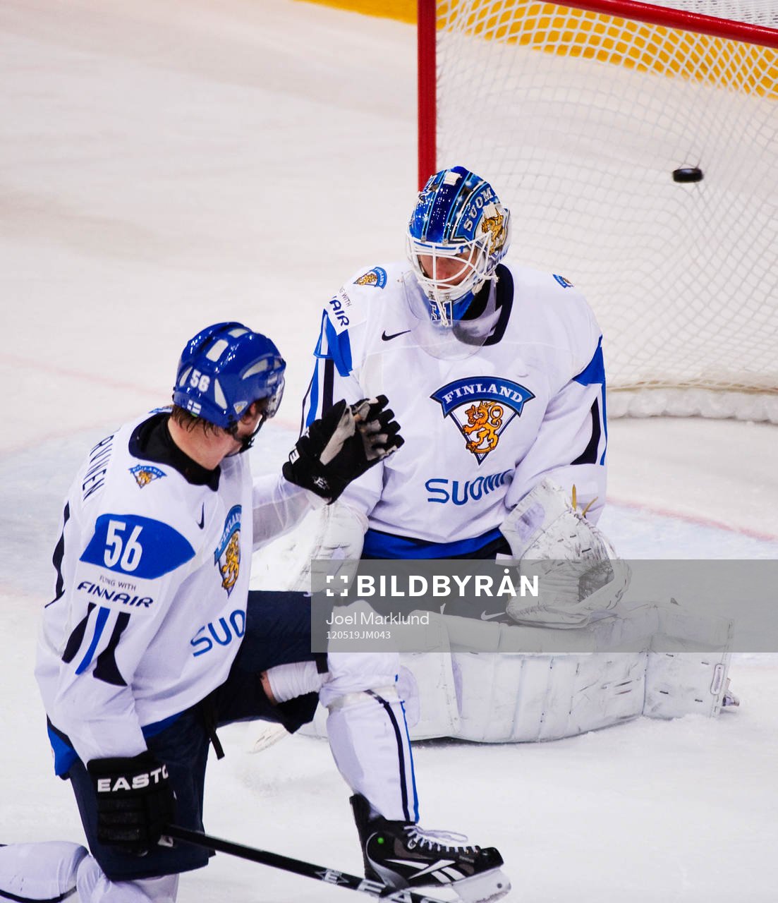 Joonas Järvinen ser 4-1-pucken gå in bakom Petri Vehanen,