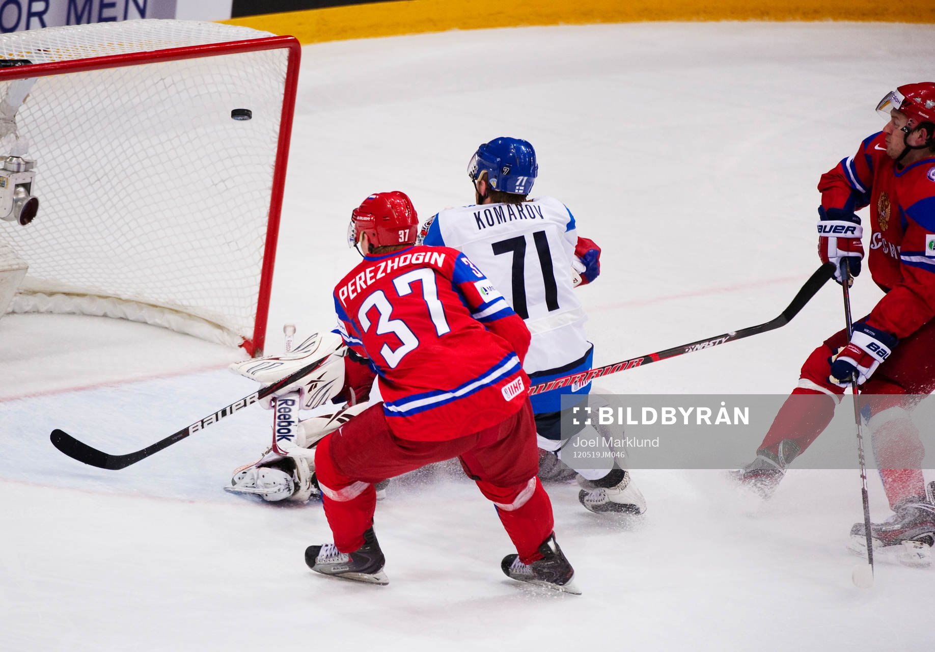 Leo Komarov, Finland, är nära att reducera i andra