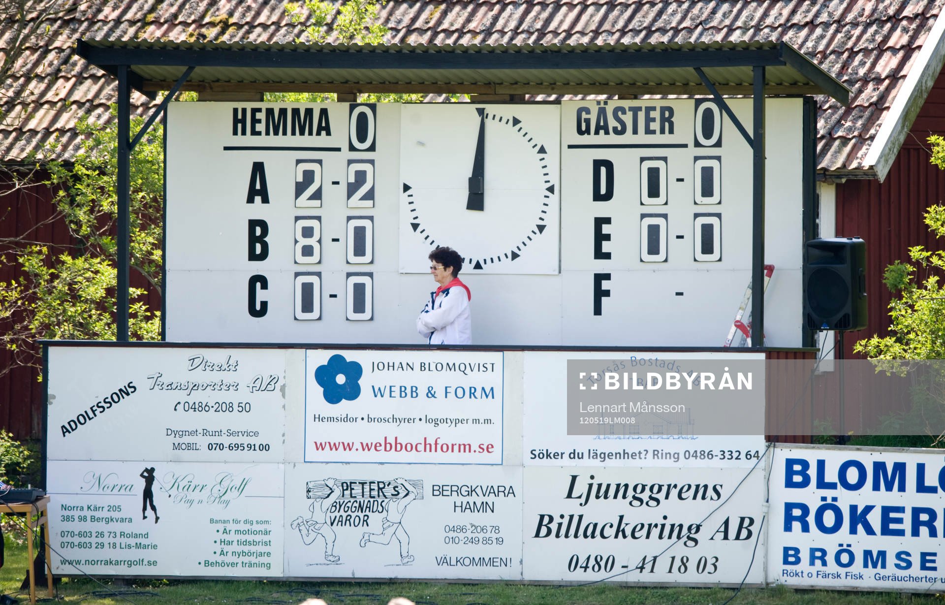Gammaldags anslagstavla, kvinna som sätter upp siffrorna,