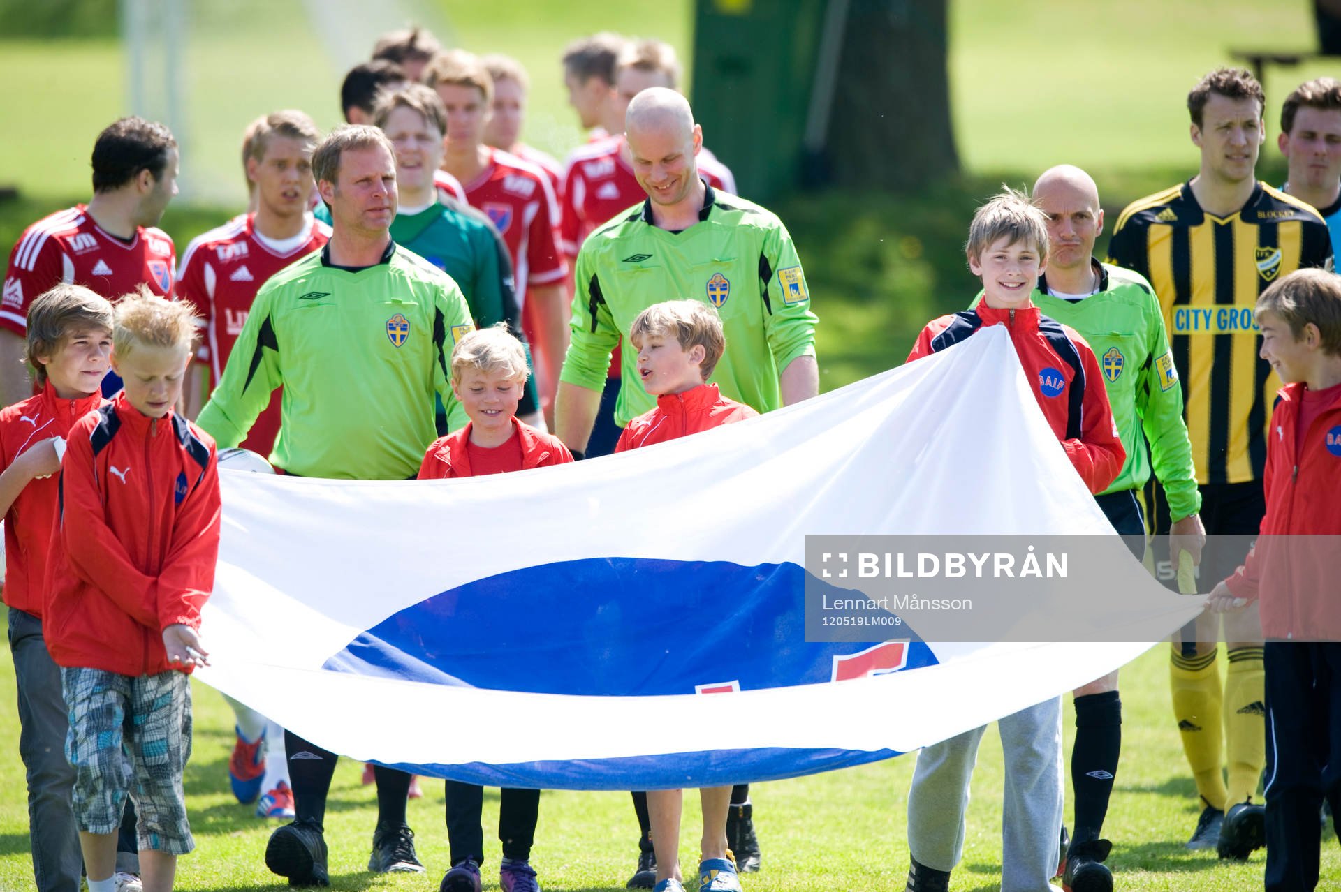 Inmarsch, domare, spelare marscherar in på plan, mascotar