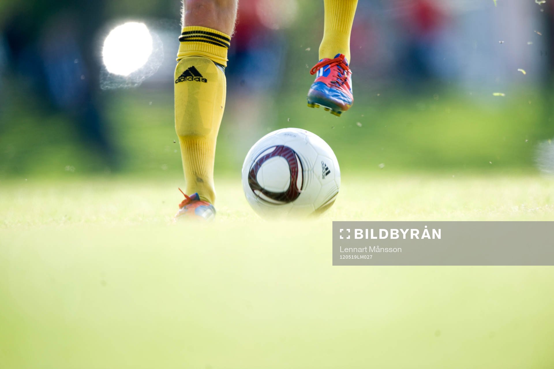 Fot, fötter, boll, fotboll, gräs, gräsmatta,