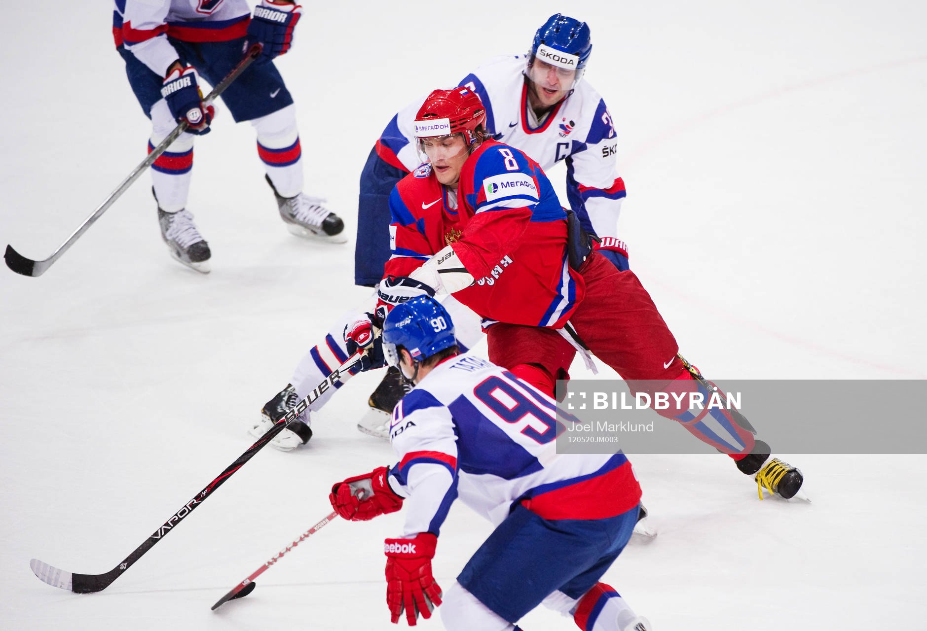 Alexander Ovechkin, Ryssland, försöker ta sig förbi