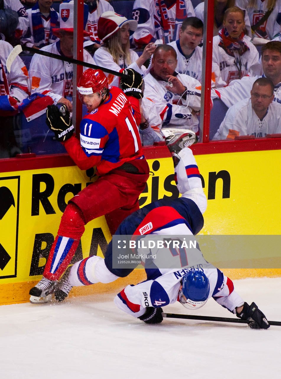 Yevgeni Malkin, Ryssland, får Michal Sersen, Slovakien,