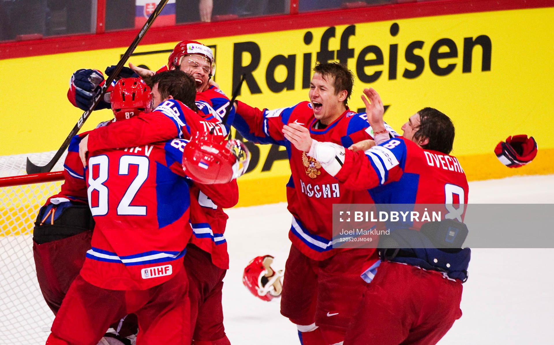 De ryska spelarna kastar sig över varandra