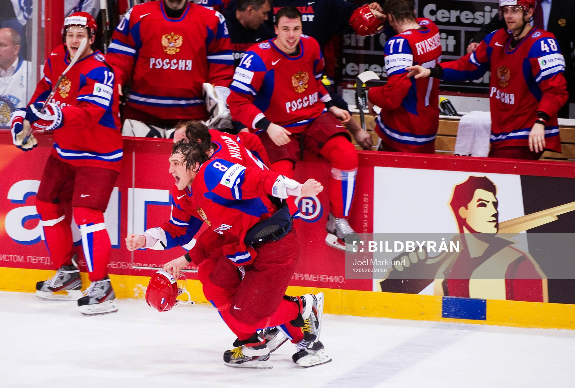 Ilya Nikulin och Alexander Ovechkin, Ryssland, rusar ut mot