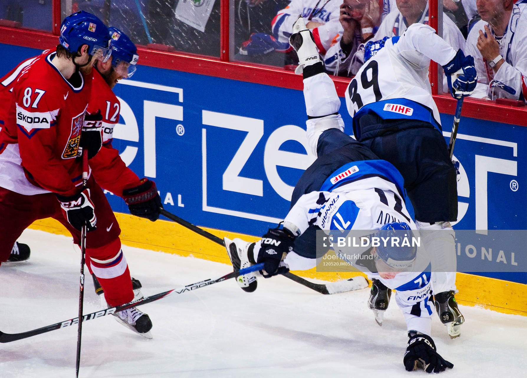 Jiri Novotny, Tjeckien, får Leo Komarov, Finland, på fall