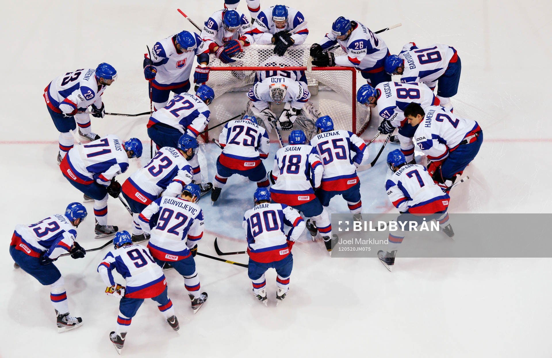 Det slovakiska laget samlat runt Jan Laco, målvakt, innan