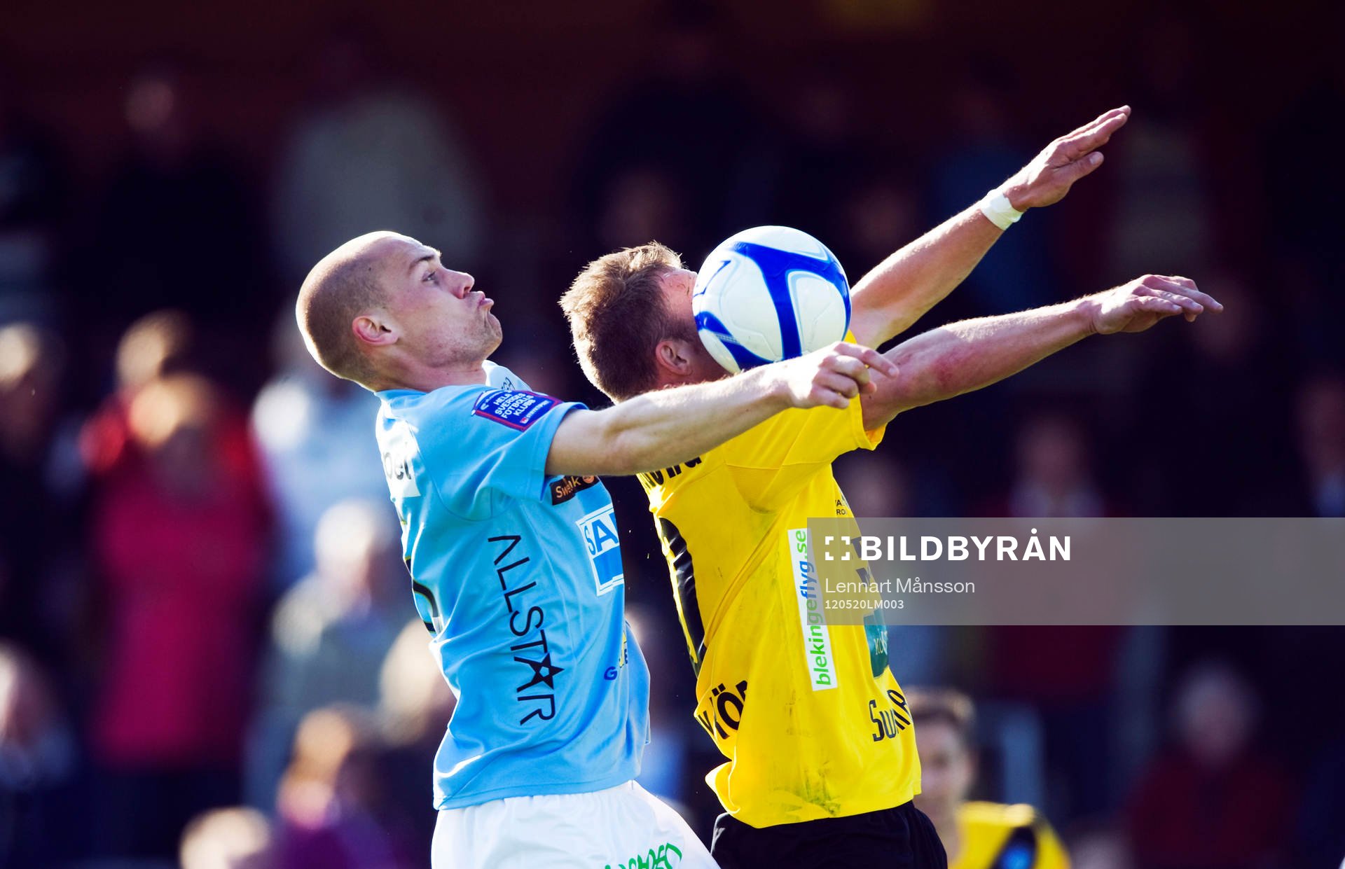 Marcus Ekenberg, Mjällby, trycks i ryggen av David