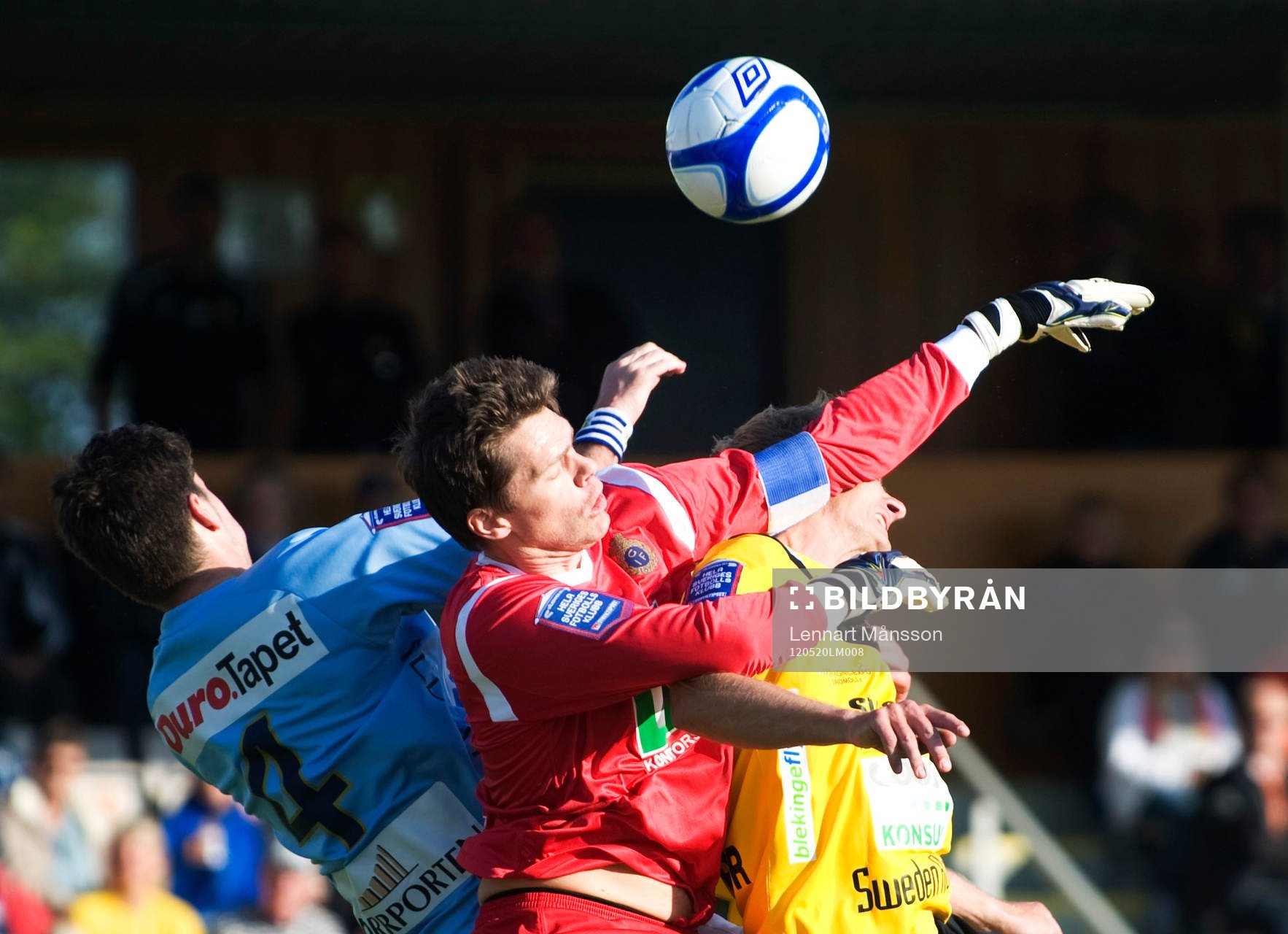 Mattias Hugosson, målvakt, Gefle, boxar undan