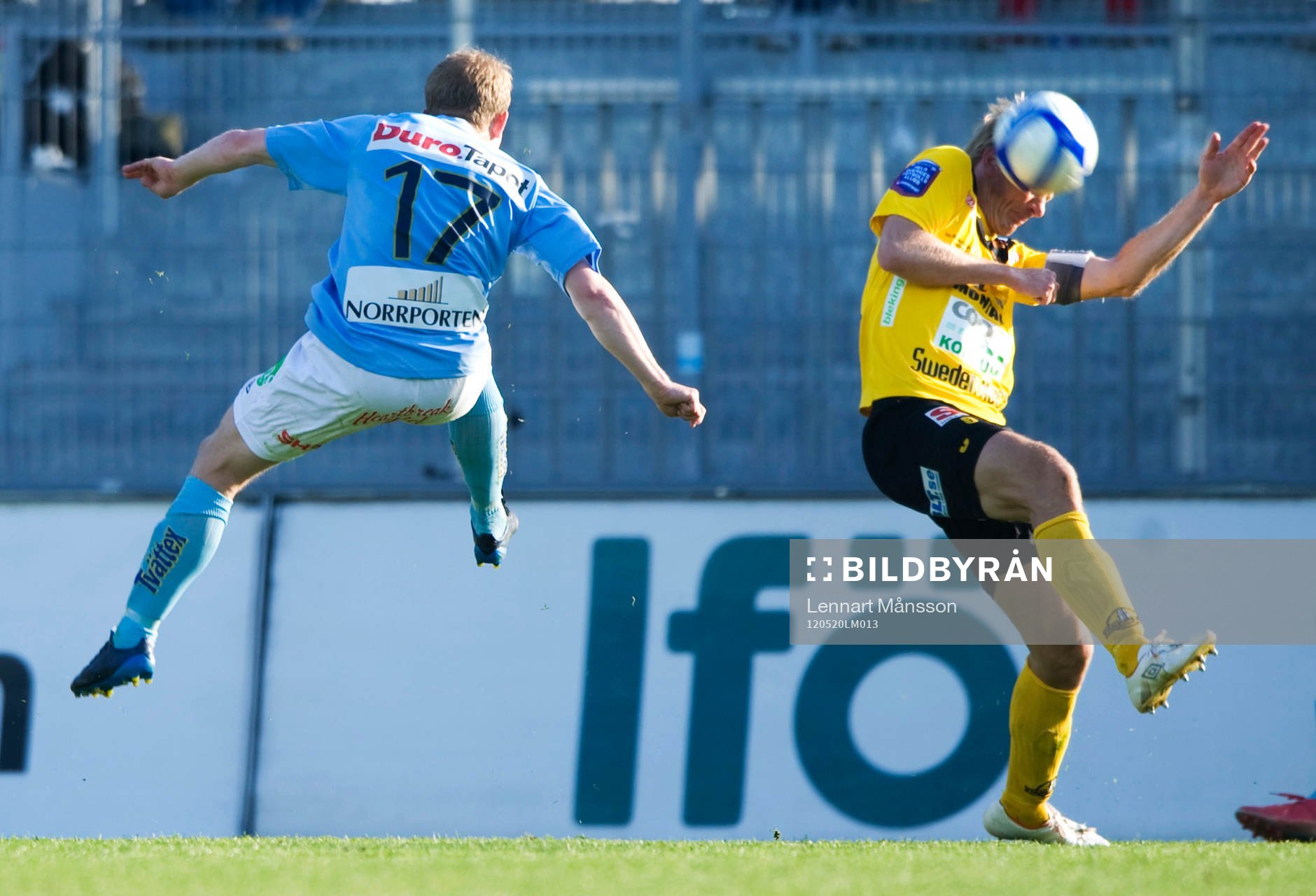 Jonas Lantto, Gefle, skjuter Patrik Rosengren, Mjällby, i