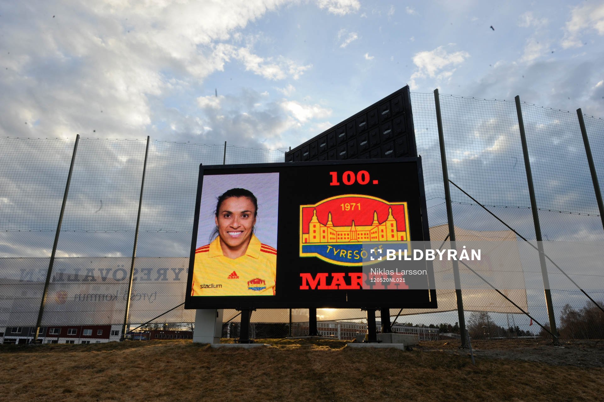 Marta, Tyresö på en storbildsskärm innan fotbollsmatchen