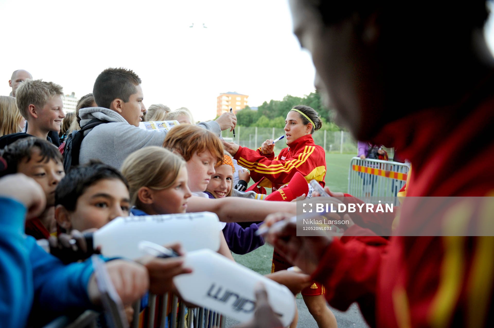Veronica Boquete, Tyresö skriver autografer efter fotbollsmatchen i Damallsvenskan mellan Tyresö och Kristianstad 20 september 2012 i Stockholm .