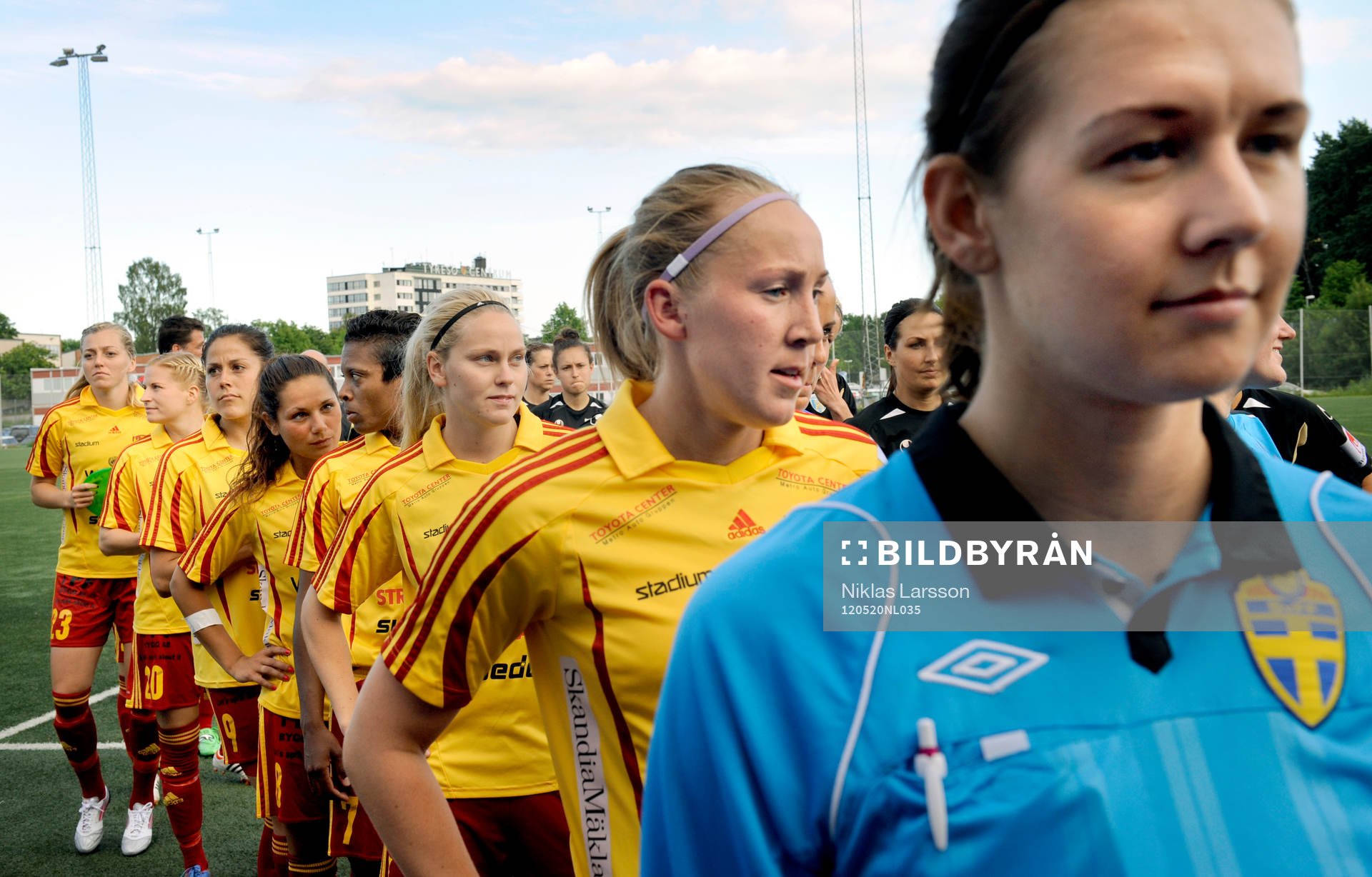 Tyresöspelarna gör sig redo innan fotbollsmatchen i