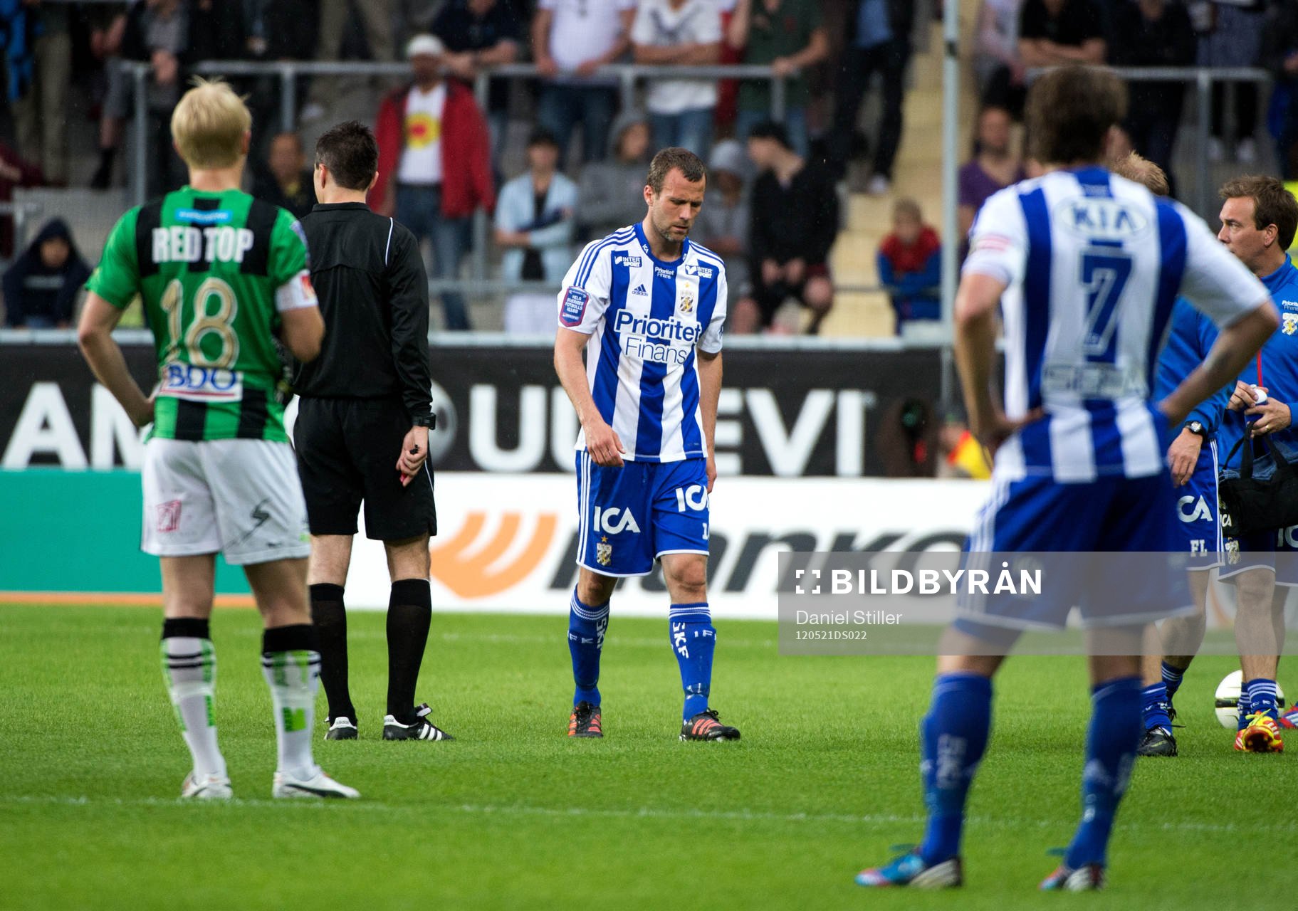 Hjalmar Jonsson, IFK Göteborg, skadas och får utgå.
