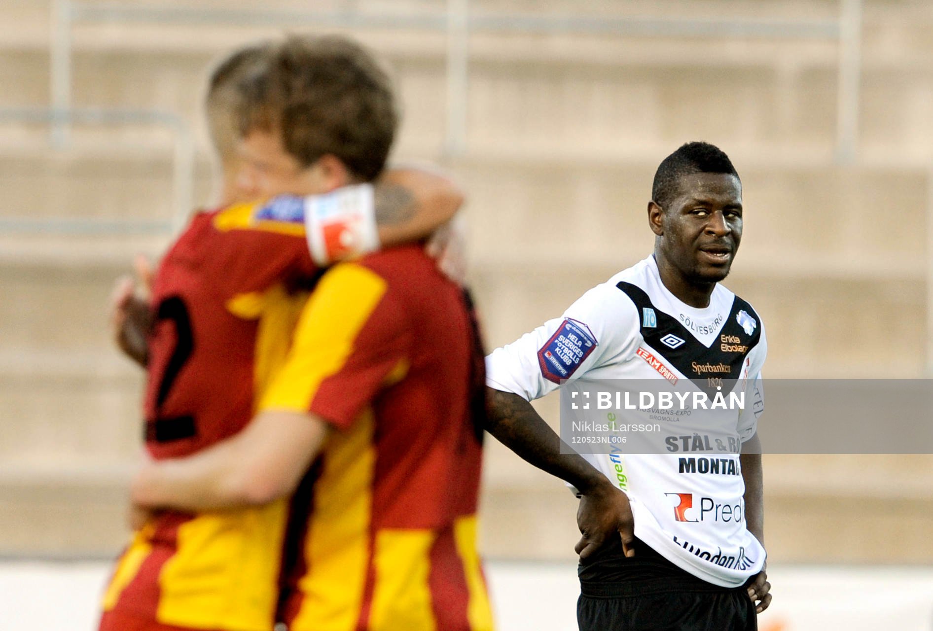 Dominique Kivuvu, Mjällby ser på medan Anders Bååth,