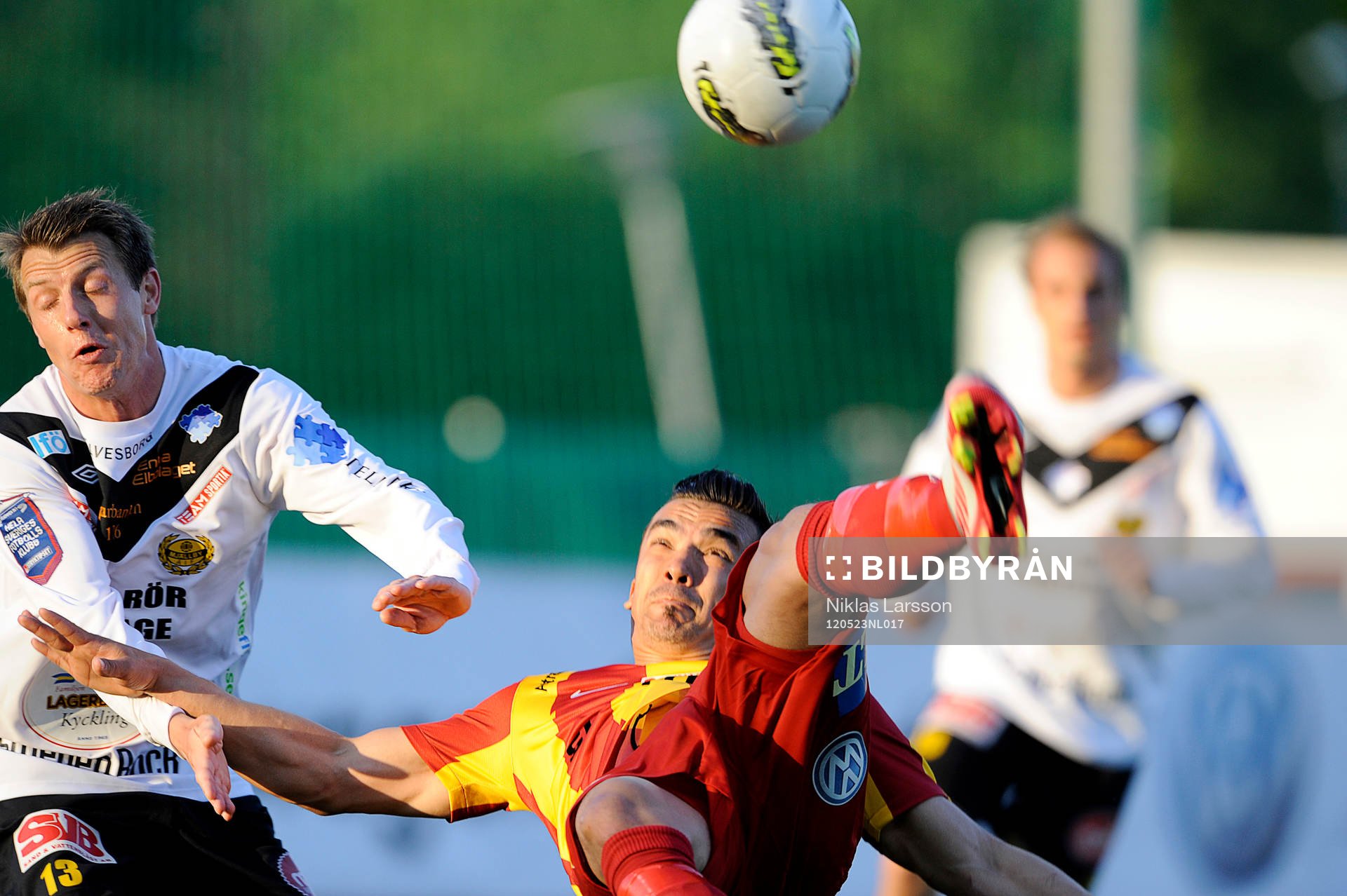  Admir Aganovic, Syrianska gör en cykelspark framför en Mjällbyspelare.