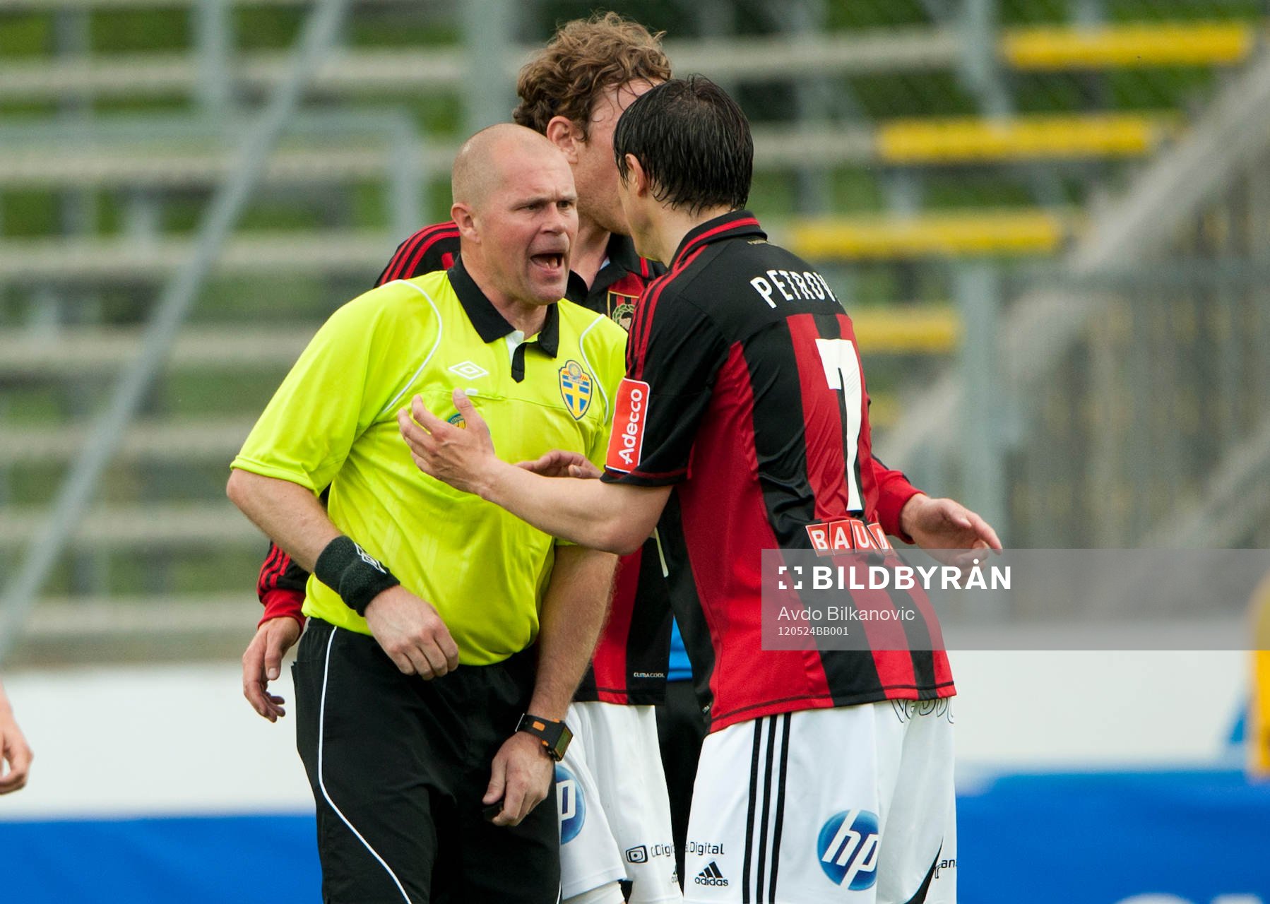 Mattias Nyman, domare, i diskussion med Gabriel Petrovic,