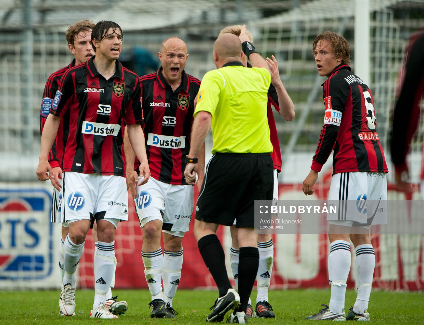 Mattias Nyman, domare, i diskussion med Gabriel Petrovic,