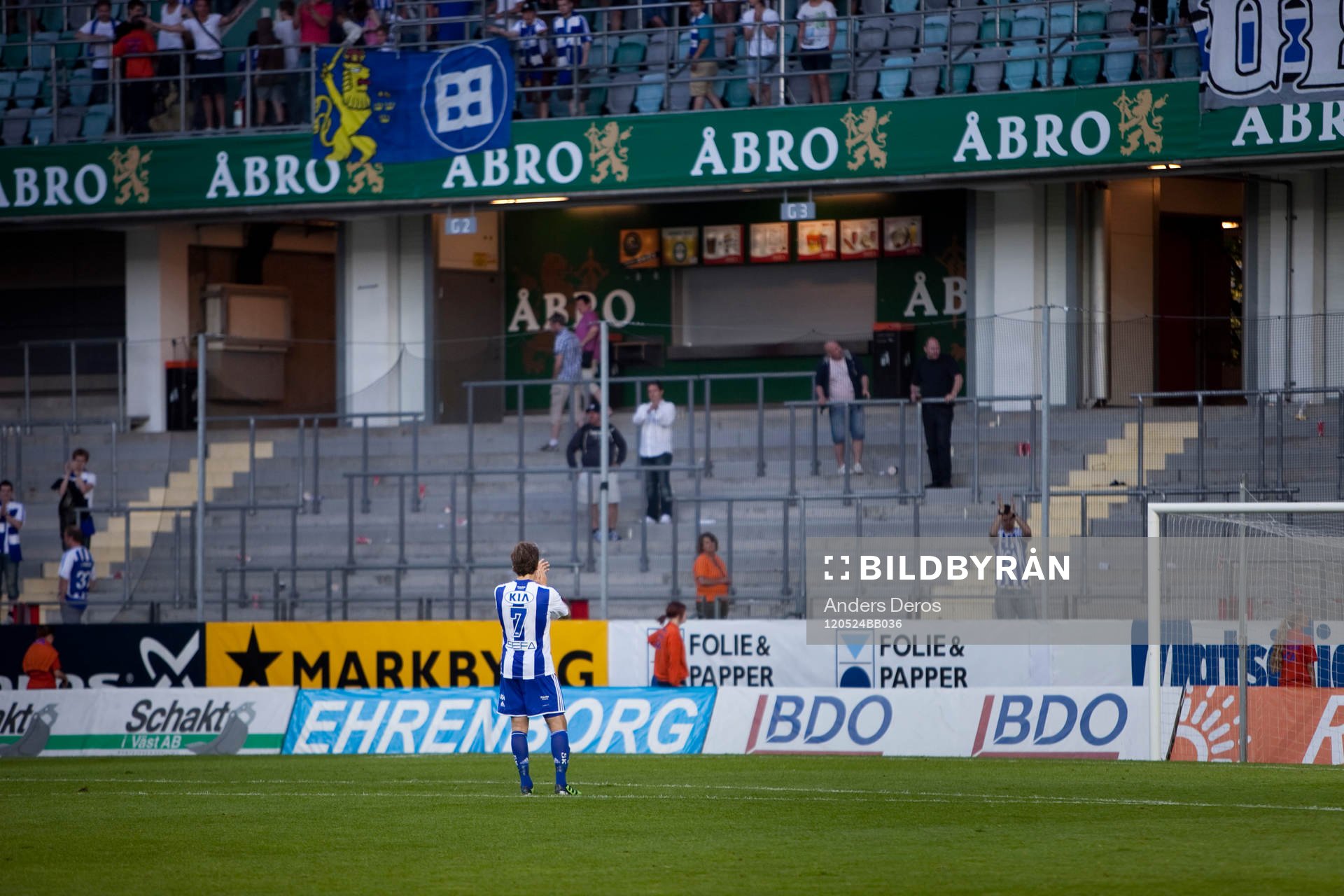  Tobias Hysén, tackade ensam publiken efter matchen. 