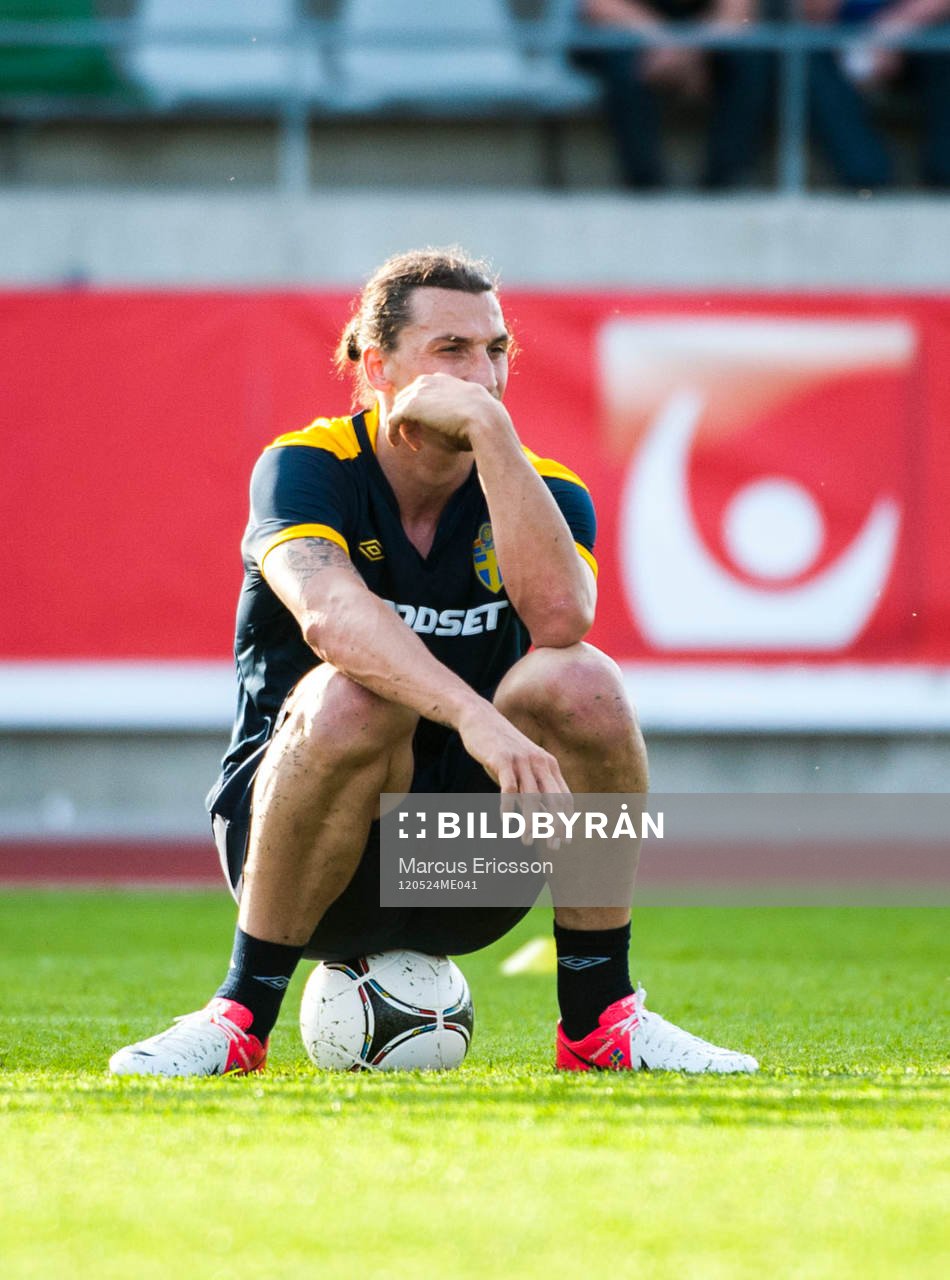  Sverige samlas i Visby inför EM. Zlatan Ibrahimovic sitter ned och funderar