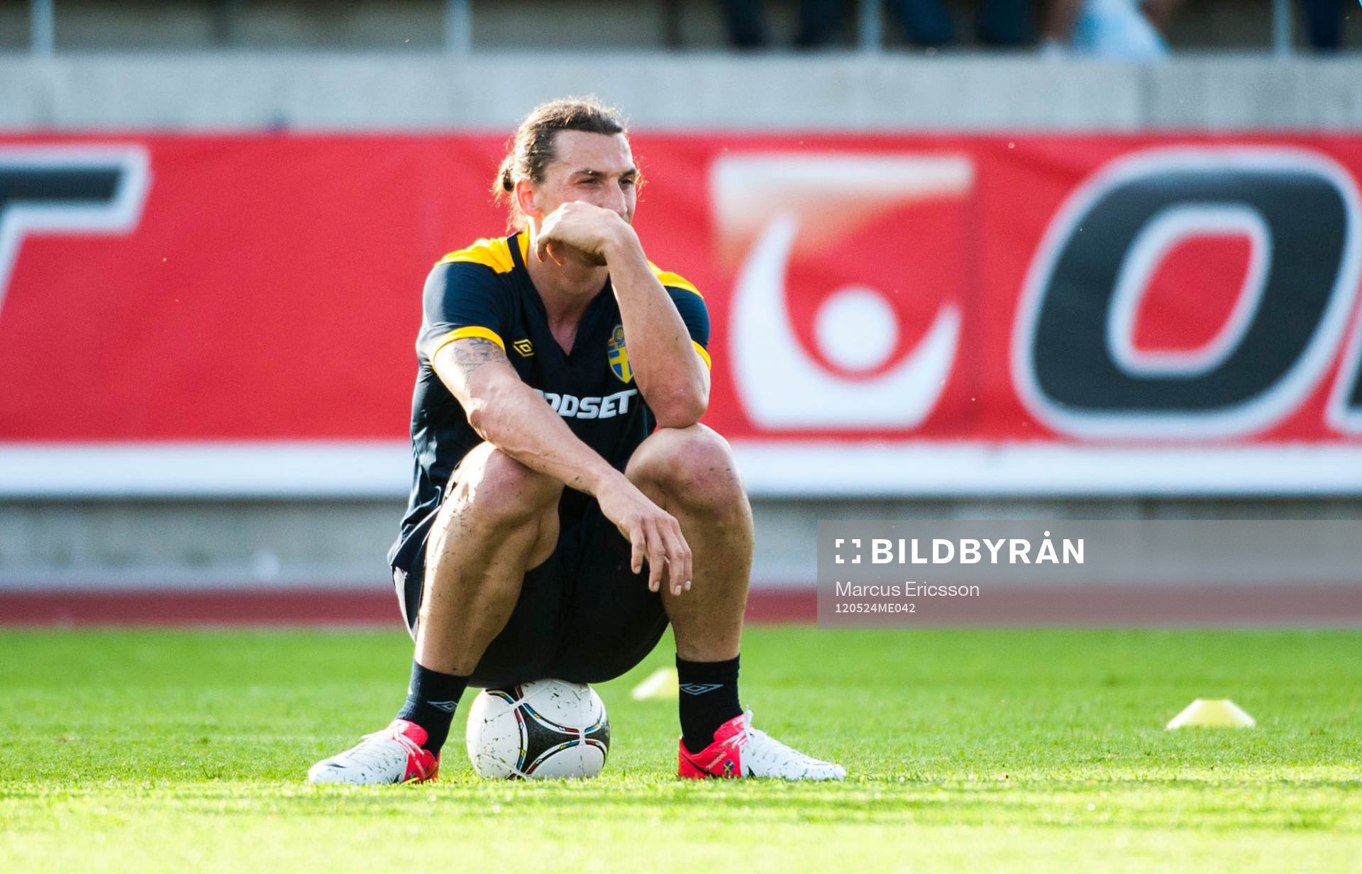  Sverige samlas i Visby inför EM. Zlatan Ibrahimovic sitter ned och funderar